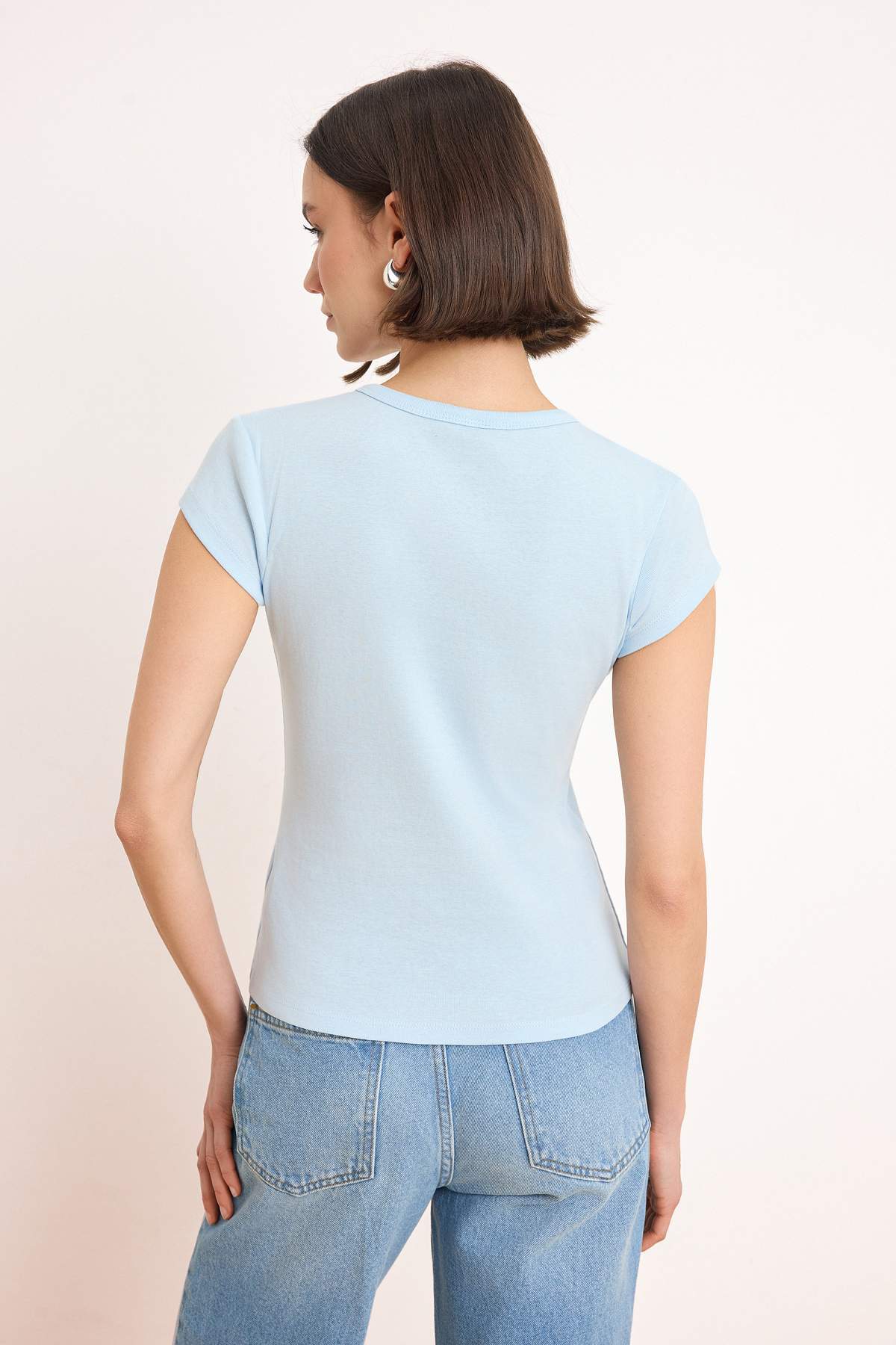 Trendyolmilla  Açık/Bebe Mavi Düğmeli Fitted/Vücuda Oturan Örme Bluz TWOSS25BZ00281 - Görsel 4