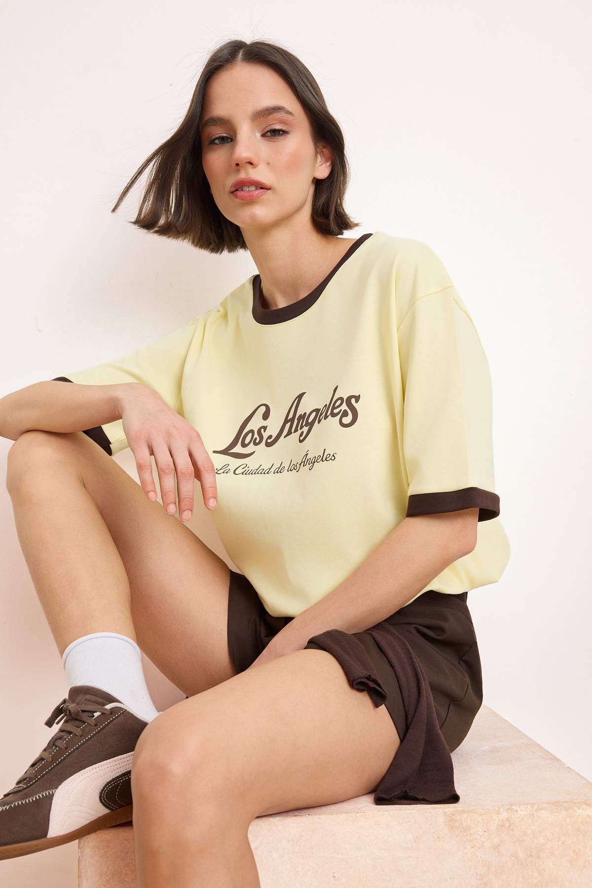 Trendyolmilla  Açık Sarı Slogan Oversize/Geniş Kalıp Düşük Kol Kısa Kollu %100 Pamuk Örme T-Shirt TWOSS26TS00193