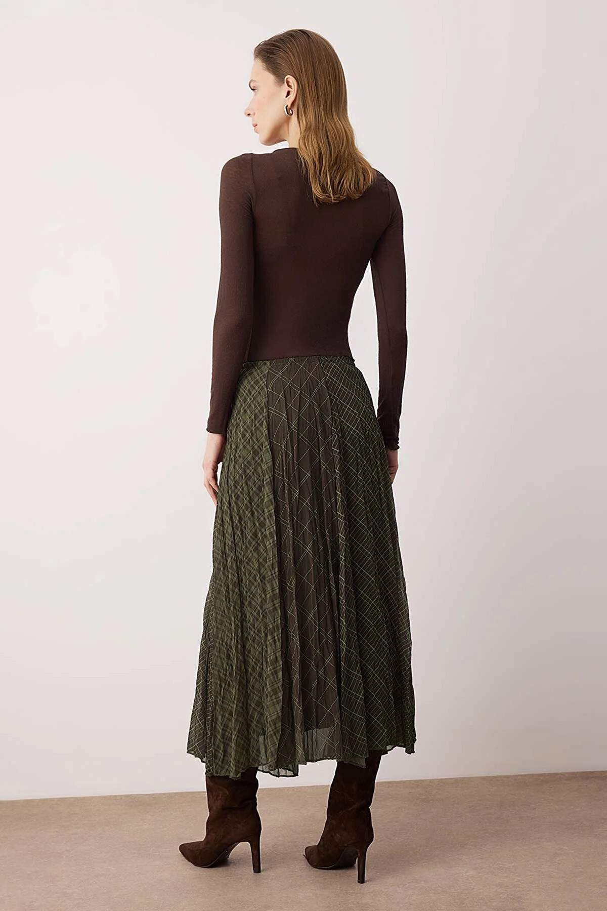 Trendyolmilla  Haki-Kahverengi Ekoseli Astarlı Şifon Kırışık Efektli Maxi Asimetrik Etek TWOSS26ET00045 - Görsel 6