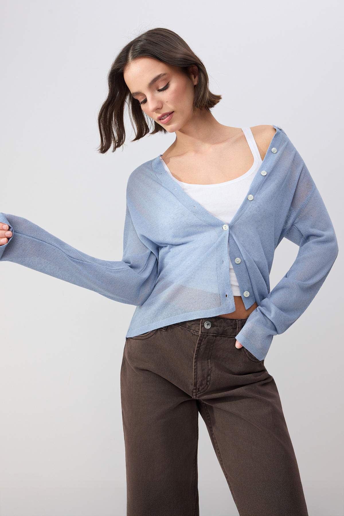 Trendyolmilla  Wardrobe Essentials Mavi Bisiklet Yaka Keten Karışımlı İnce Triko Hırka TWOSS26HI00009