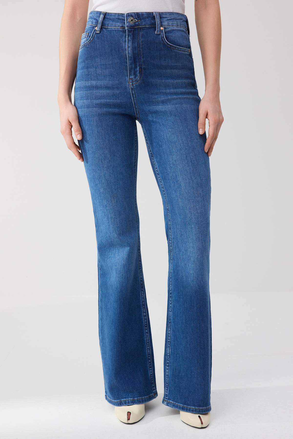 Trendyolmilla  Trendyolmilla Wardrope Essentials Koyu Mavi DÖKÜMLÜ Yüksek Bel Orta Esnek Flare Jeans TWOSS26JE00106 - Görsel 3