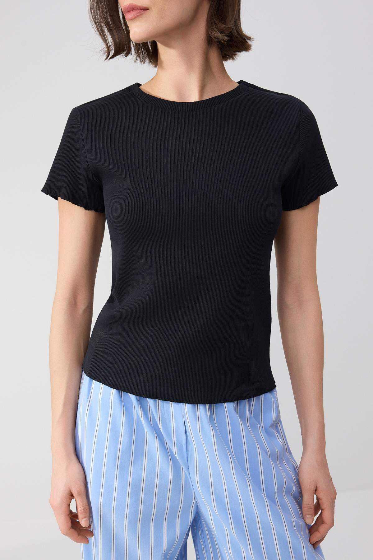 Trendyolmilla  Wardrobe Essentials-Siyah-Ekru 2'li Paket Fitted/Vücuda Oturan Esnek Örme T-Shirt TWOSS26TS00154 - Görsel 6