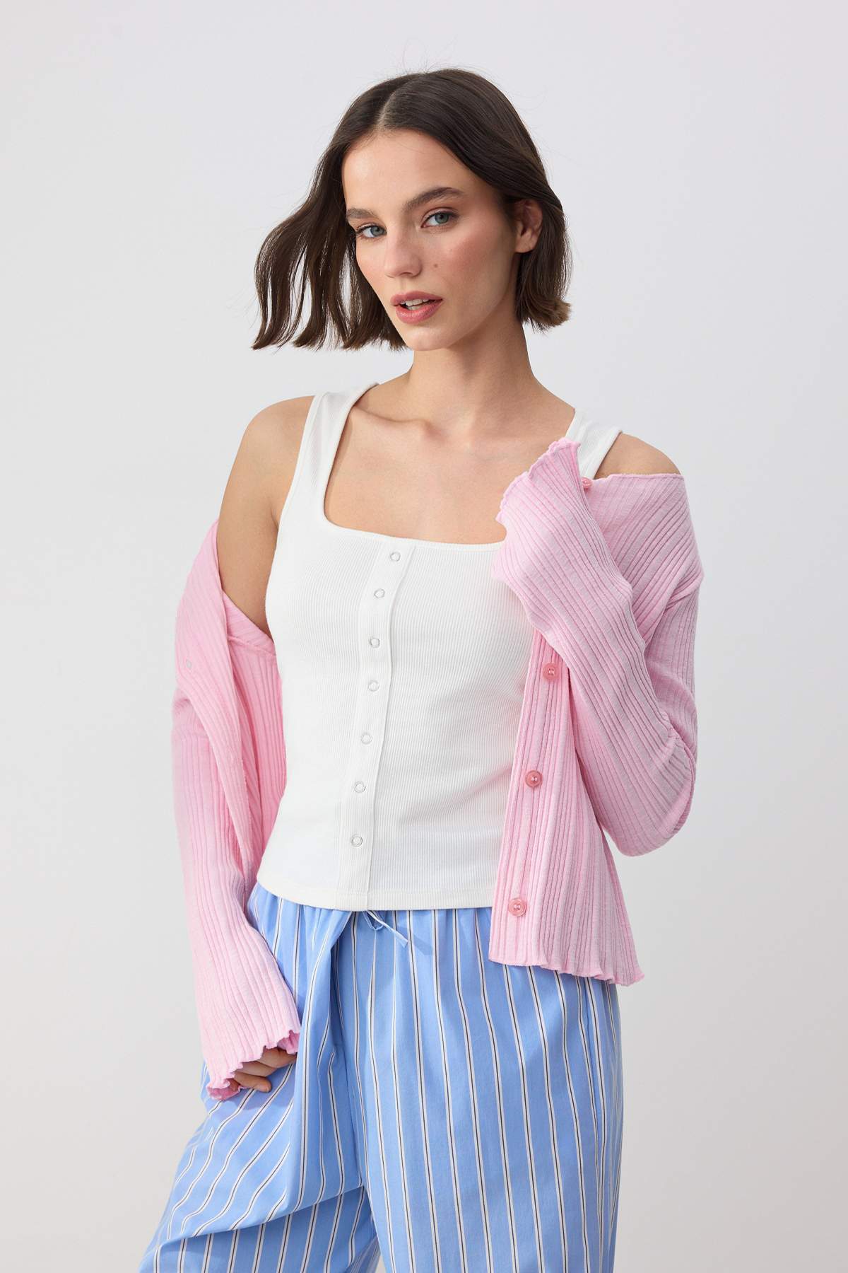 Trendyolmilla Wardrobe Essentials-Ekru Fitted/Vücuda Oturan Havuz Yaka Çıtçıtlı Esnek Örme Bluz TWOSS26BZ00073