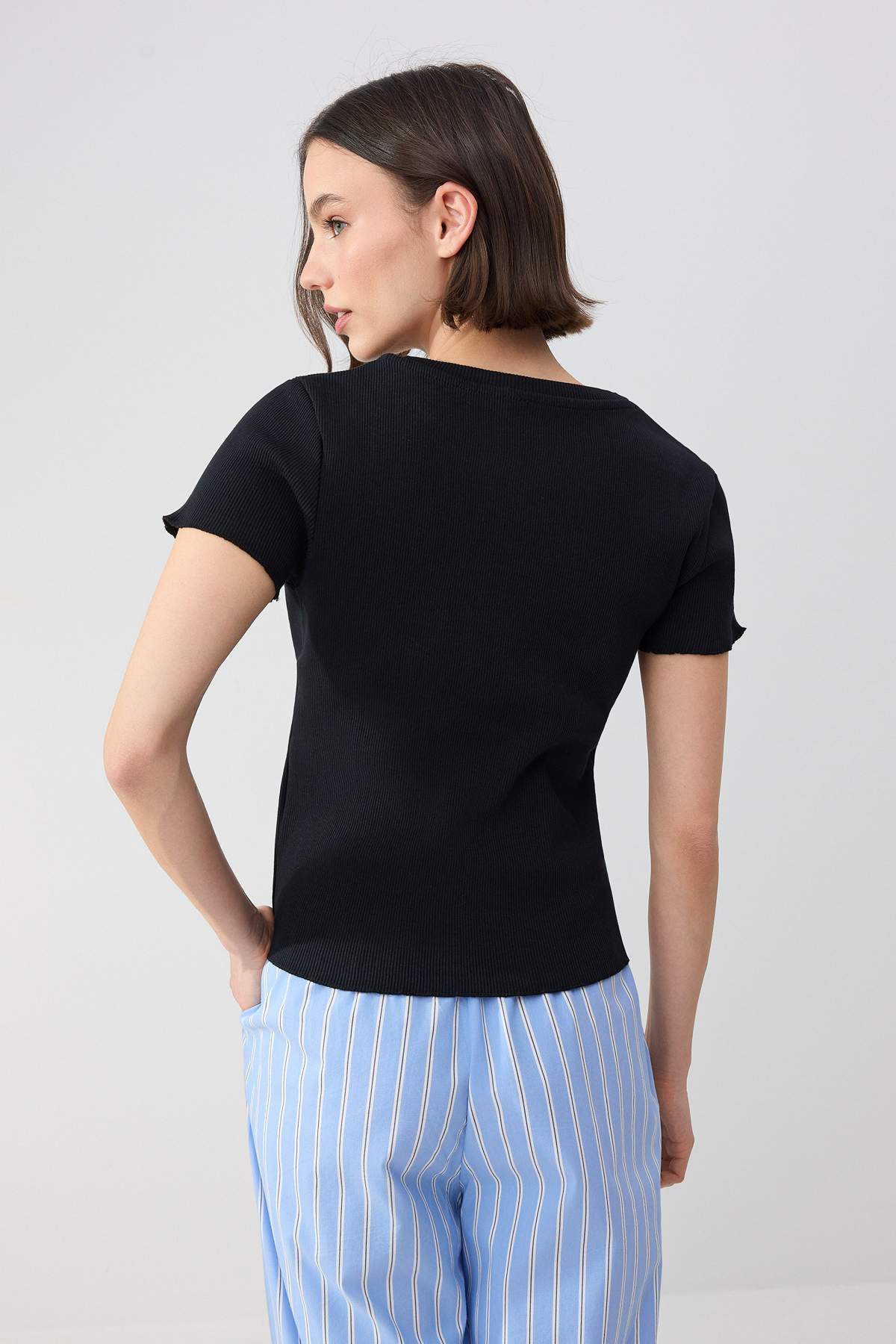 Trendyolmilla  Wardrobe Essentials-Siyah-Ekru 2'li Paket Fitted/Vücuda Oturan Esnek Örme T-Shirt TWOSS26TS00154 - Görsel 7