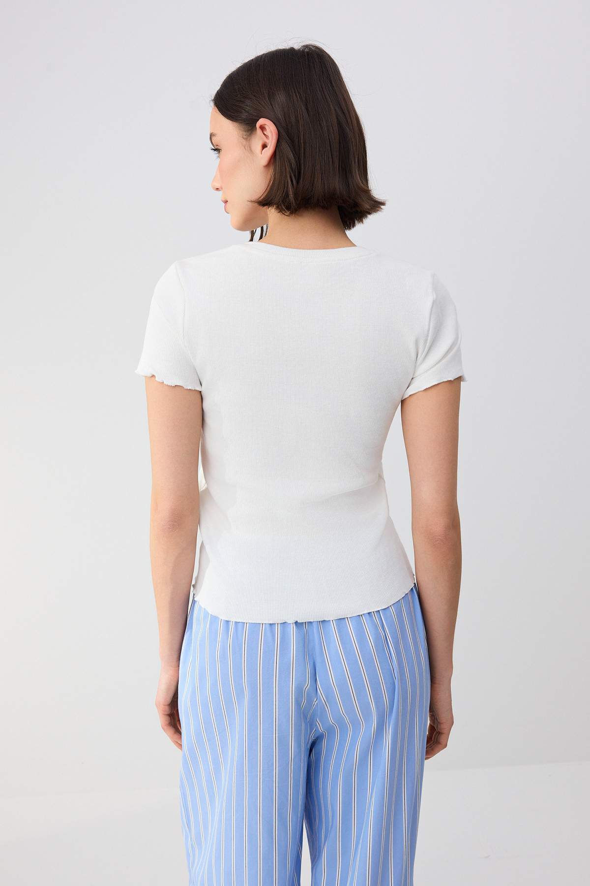 Trendyolmilla  Wardrobe Essentials-Siyah-Ekru 2'li Paket Fitted/Vücuda Oturan Esnek Örme T-Shirt TWOSS26TS00154 - Görsel 4