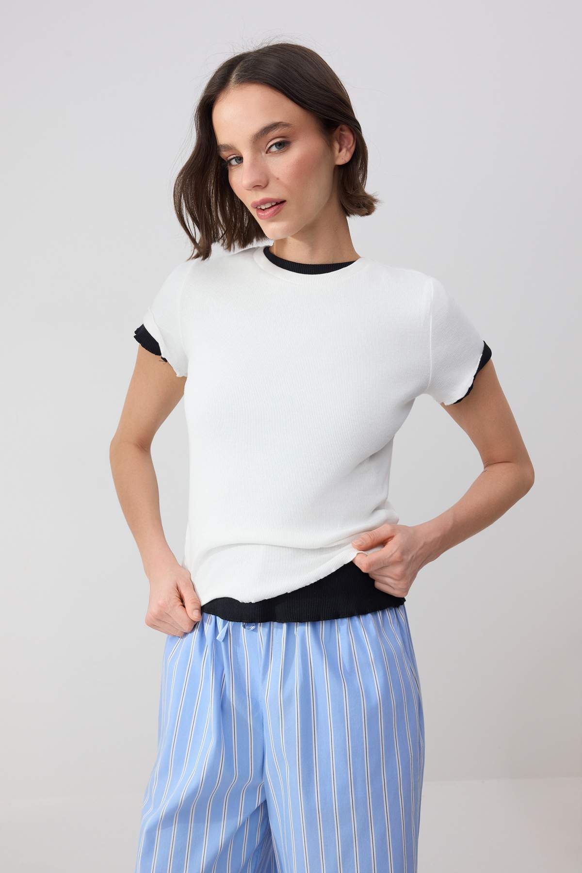 Trendyolmilla  Wardrobe Essentials-Siyah-Ekru 2'li Paket Fitted/Vücuda Oturan Esnek Örme T-Shirt TWOSS26TS00154 - Görsel 2