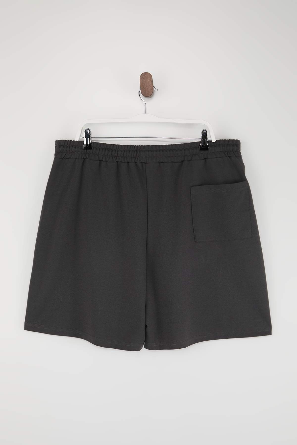 Trendyolmilla  Büyük Beden Füme Regular/Normal Kesim PU Etiket Aplikeli Şort TMNSS24AP00002 - Görsel 3