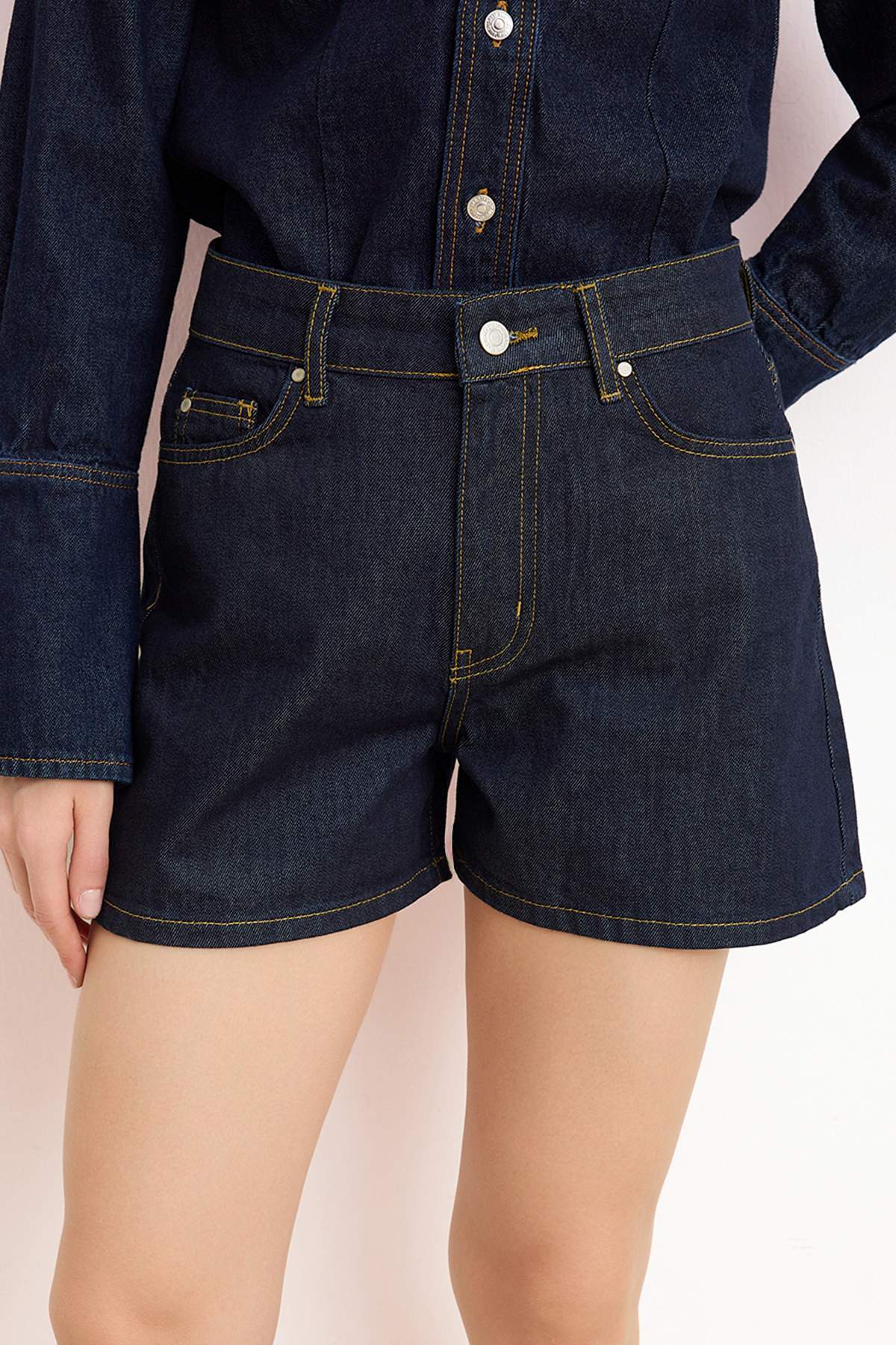 Trendyolmilla  Koyu Mavi Raw Yüksek Bel City Boy Denim Şort TWOSS23SR00199 - Görsel 3