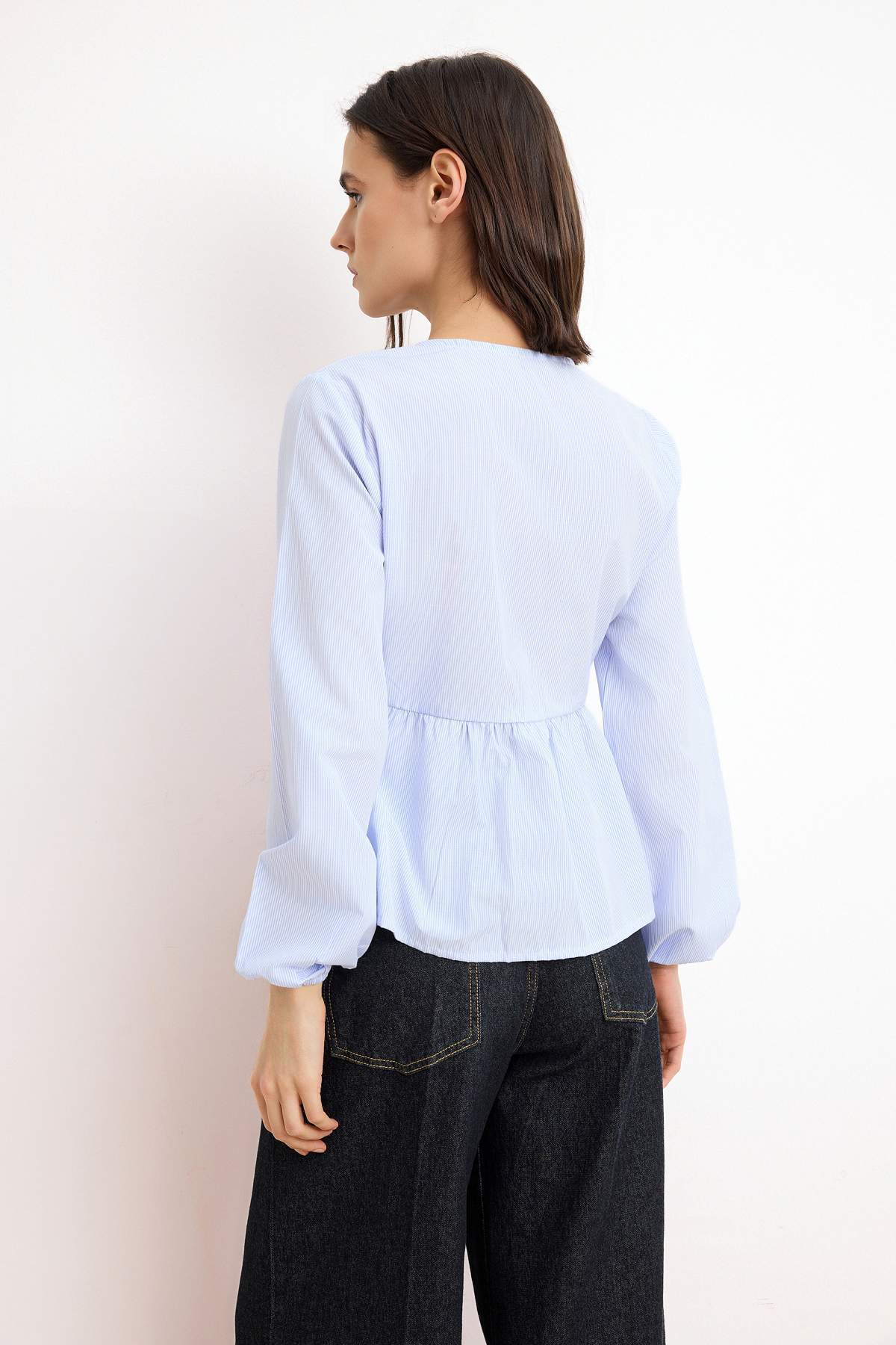 Trendyolmilla  Mavi Çizgili Nakışlı Dilimli Gömlek TWOSS26GO00098 - Görsel 4