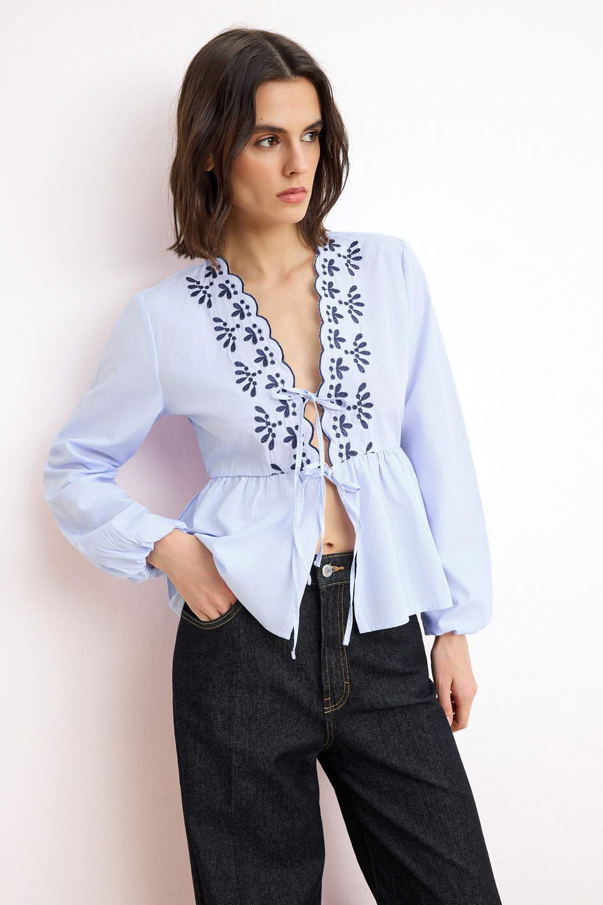 Trendyolmilla  Mavi Çizgili Nakışlı Dilimli Gömlek TWOSS26GO00098 - Görsel 2