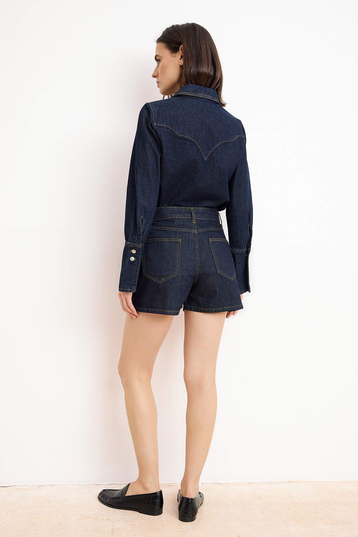 Trendyolmilla  Koyu Mavi Raw Yüksek Bel City Boy Denim Şort TWOSS23SR00199 - Görsel 4