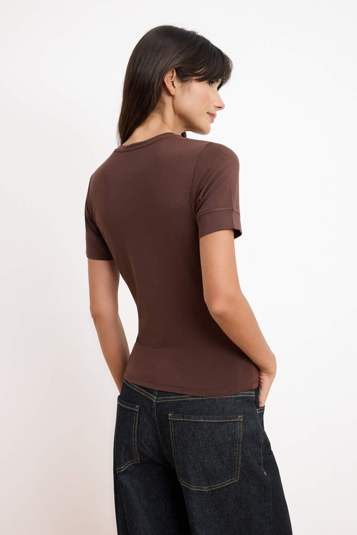 Trendyolmilla  More Sustaniable Koyu Kahverengi Fitted/Vücuda Oturan Kısa Kollu Modal Örme T-Shirt TWOSS26TS00113 - Görsel 4