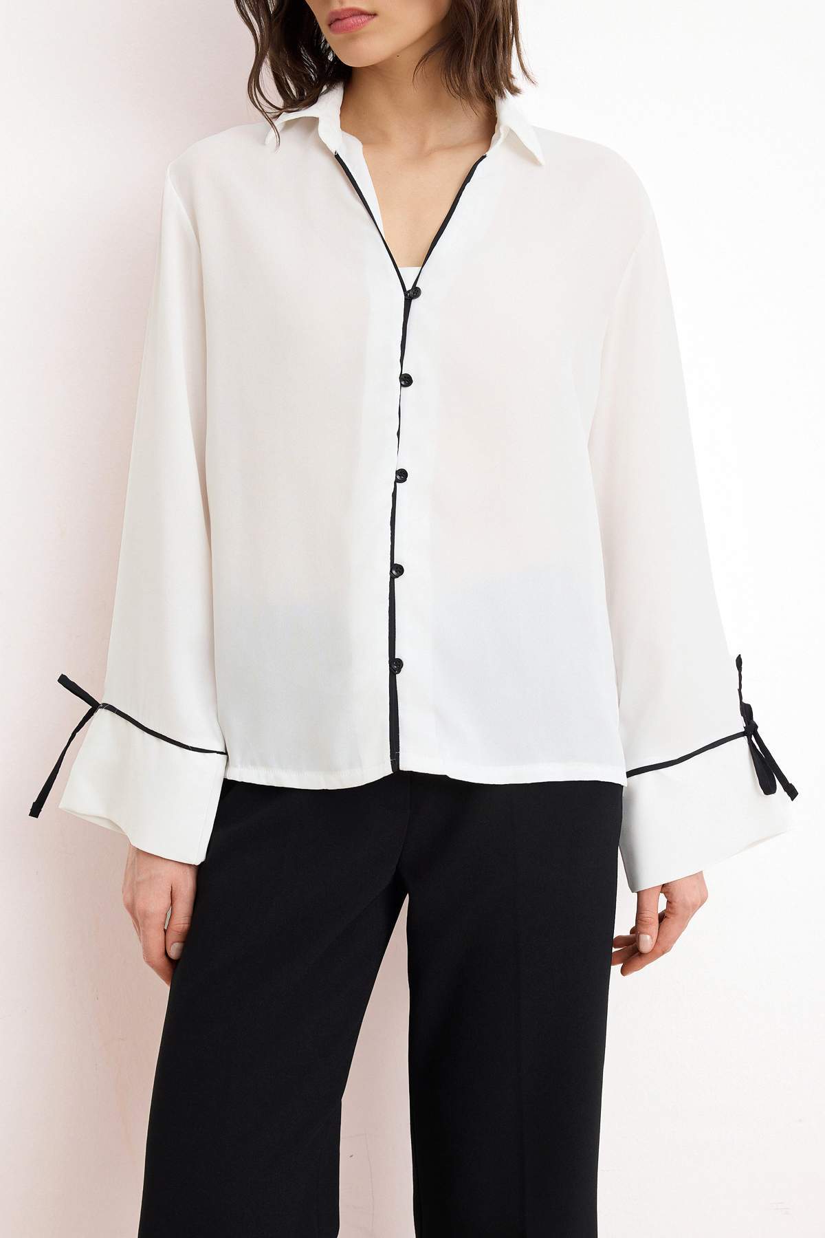 Trendyolmilla  Beyaz Siyah Kontrast Biye Detaylı Gömlek TWOSS26GO00113 - Görsel 3