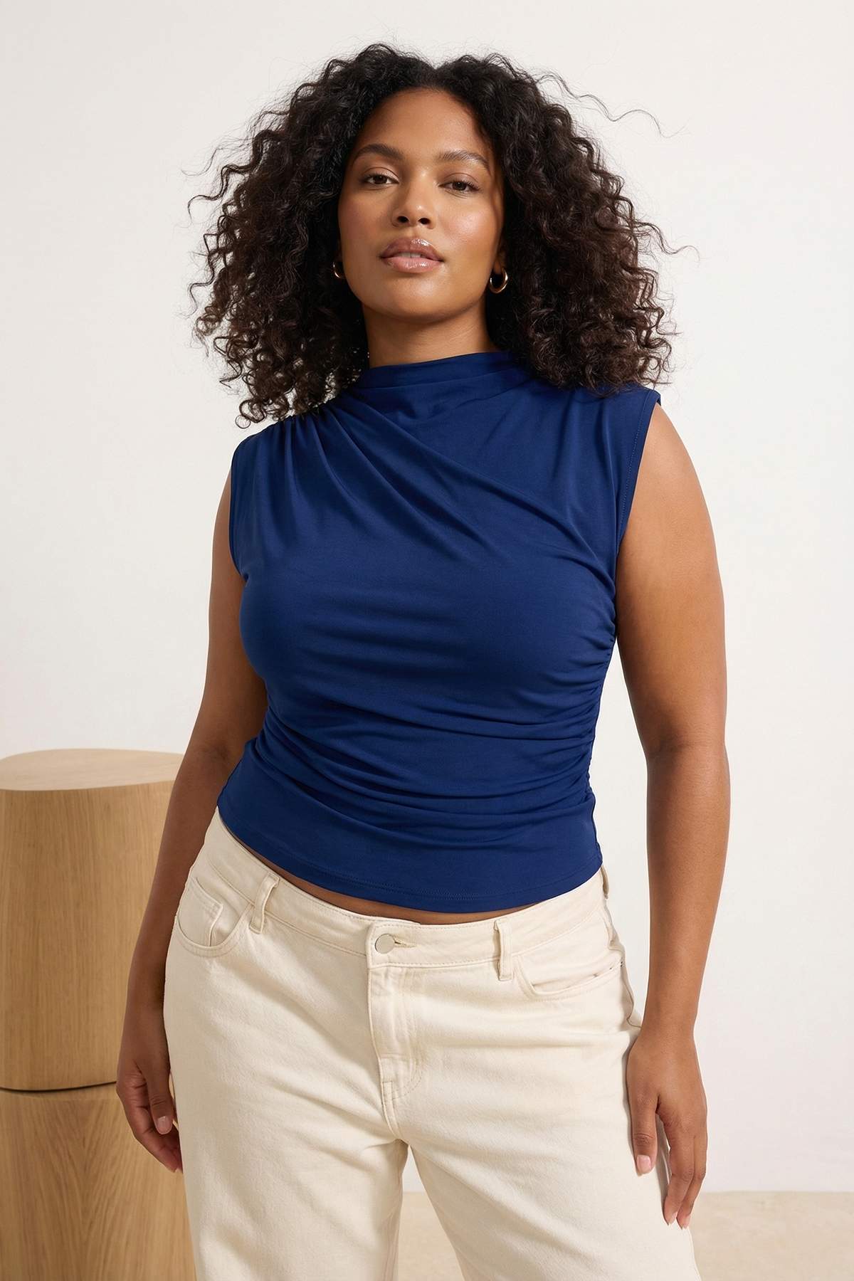 Trendyolmilla Curve Indigo Dik Yaka Büzgü Detaylı Kolsuz Örme Büyük Beden Bluz TBBSS26AF00065