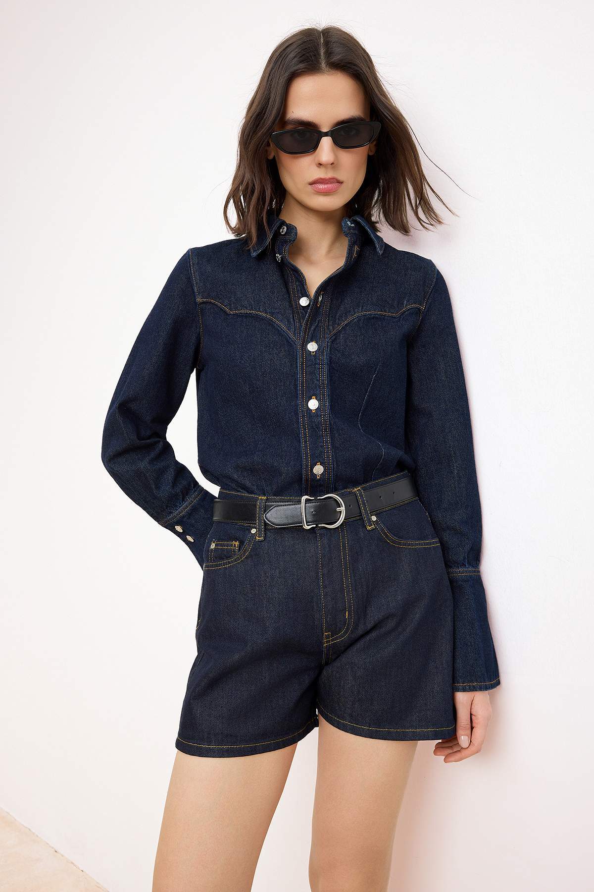 Trendyolmilla  Koyu Mavi Raw Yüksek Bel City Boy Denim Şort TWOSS23SR00199 - Görsel 2