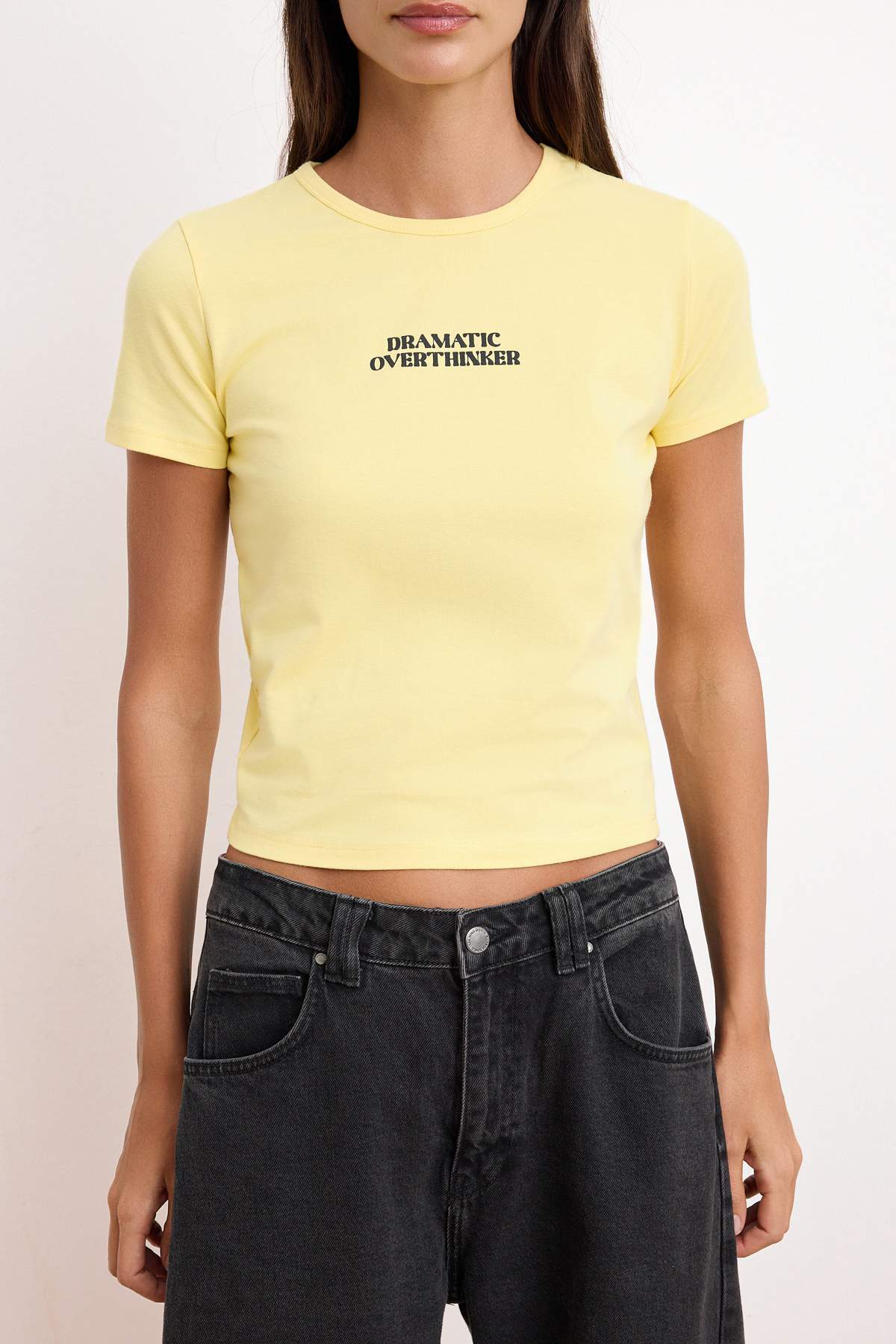 Trendyolmilla  Sarı Fitted/Vücuda Oturan Esnek Crop Bisiklet Yaka Kısa Kol Baskılı Örme T-Shirt TWOSS25TS00082 - Görsel 3