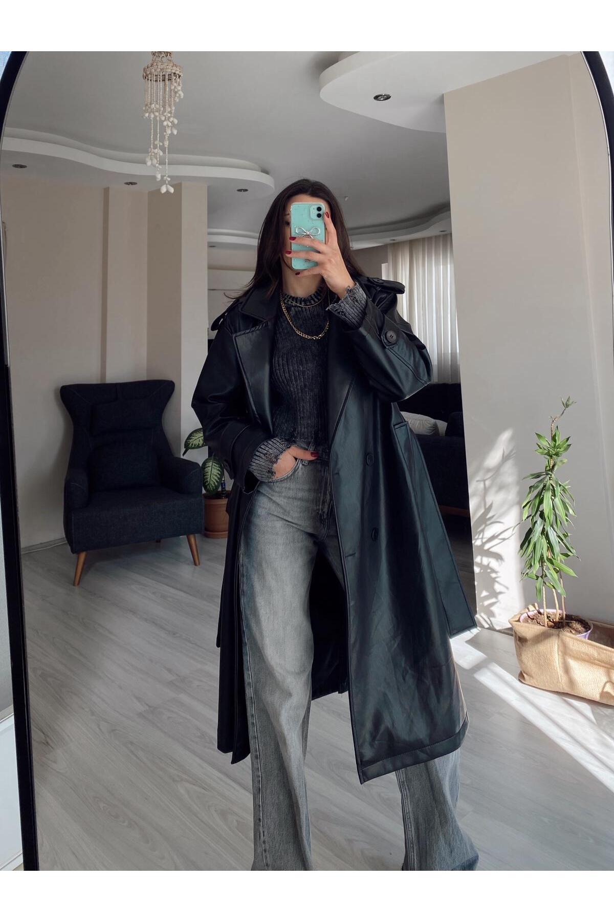 Hacer Balcı  Siyah Astarlı Kuşaklı Rüzgar Geçirmez Deri Kaban