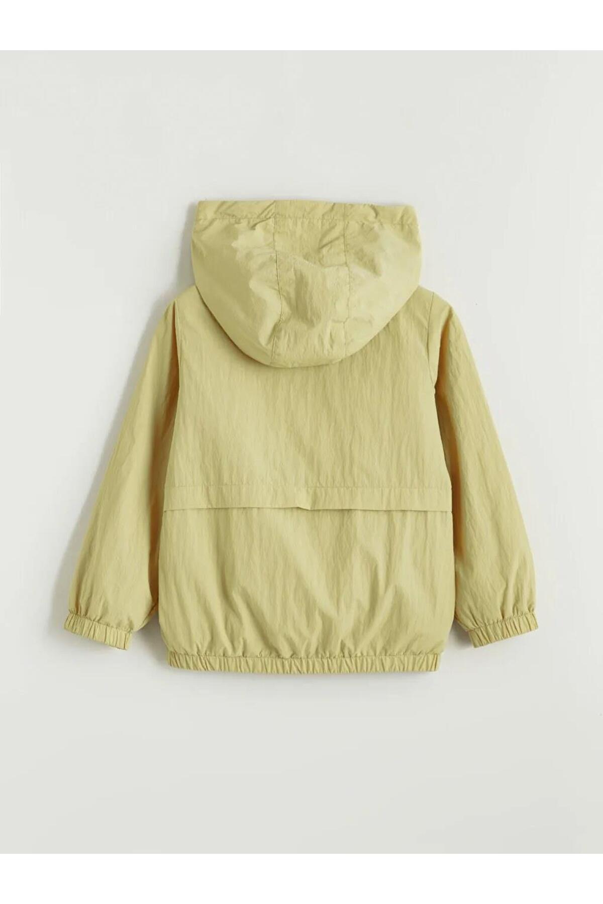 LC Waikiki Sarı Kapüşonlu Erkek Çocuk Yağmurluk (S6) fotoğrafı 4 (önizleme)