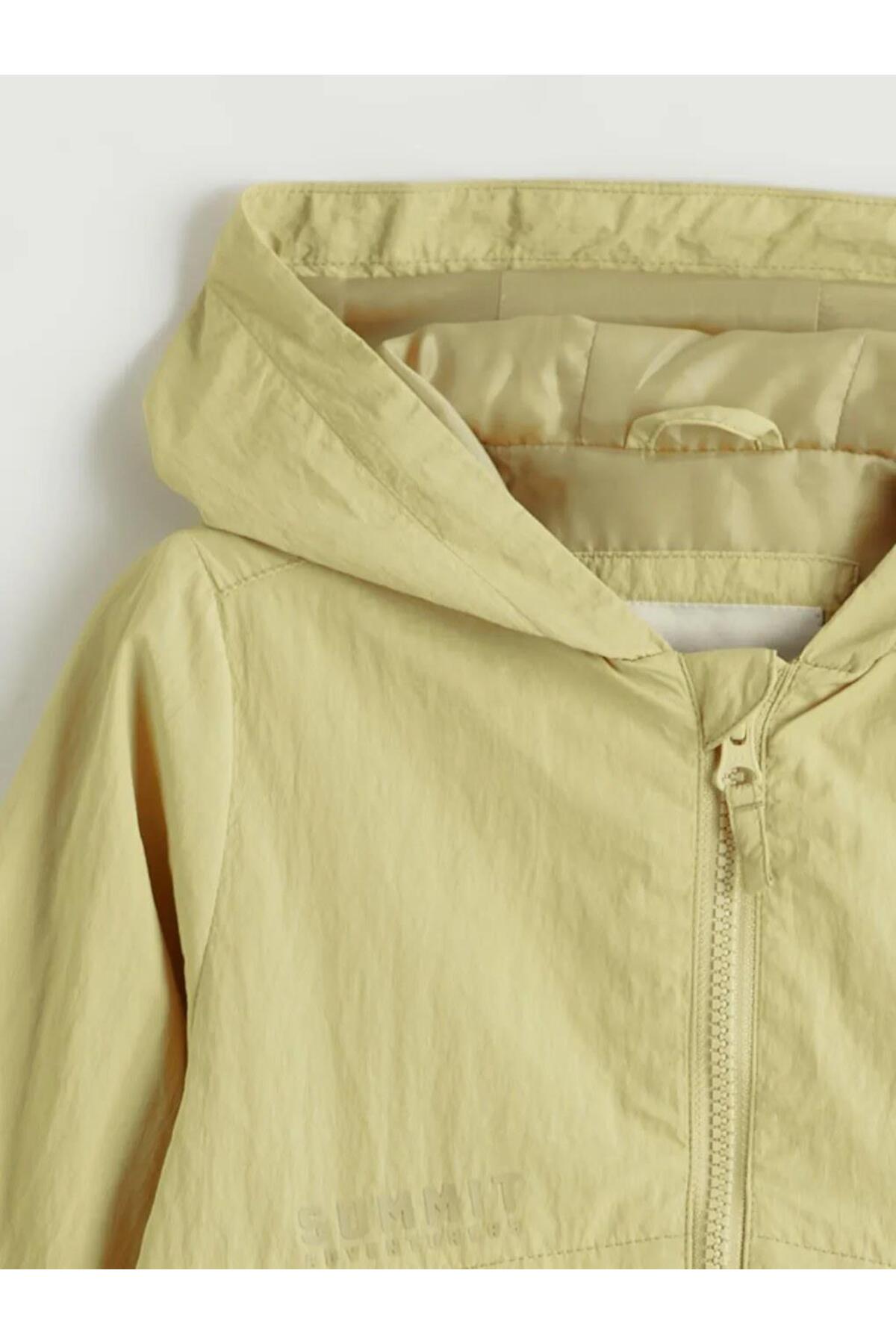 LC Waikiki Sarı Kapüşonlu Erkek Çocuk Yağmurluk (S6) fotoğrafı 3 (önizleme)