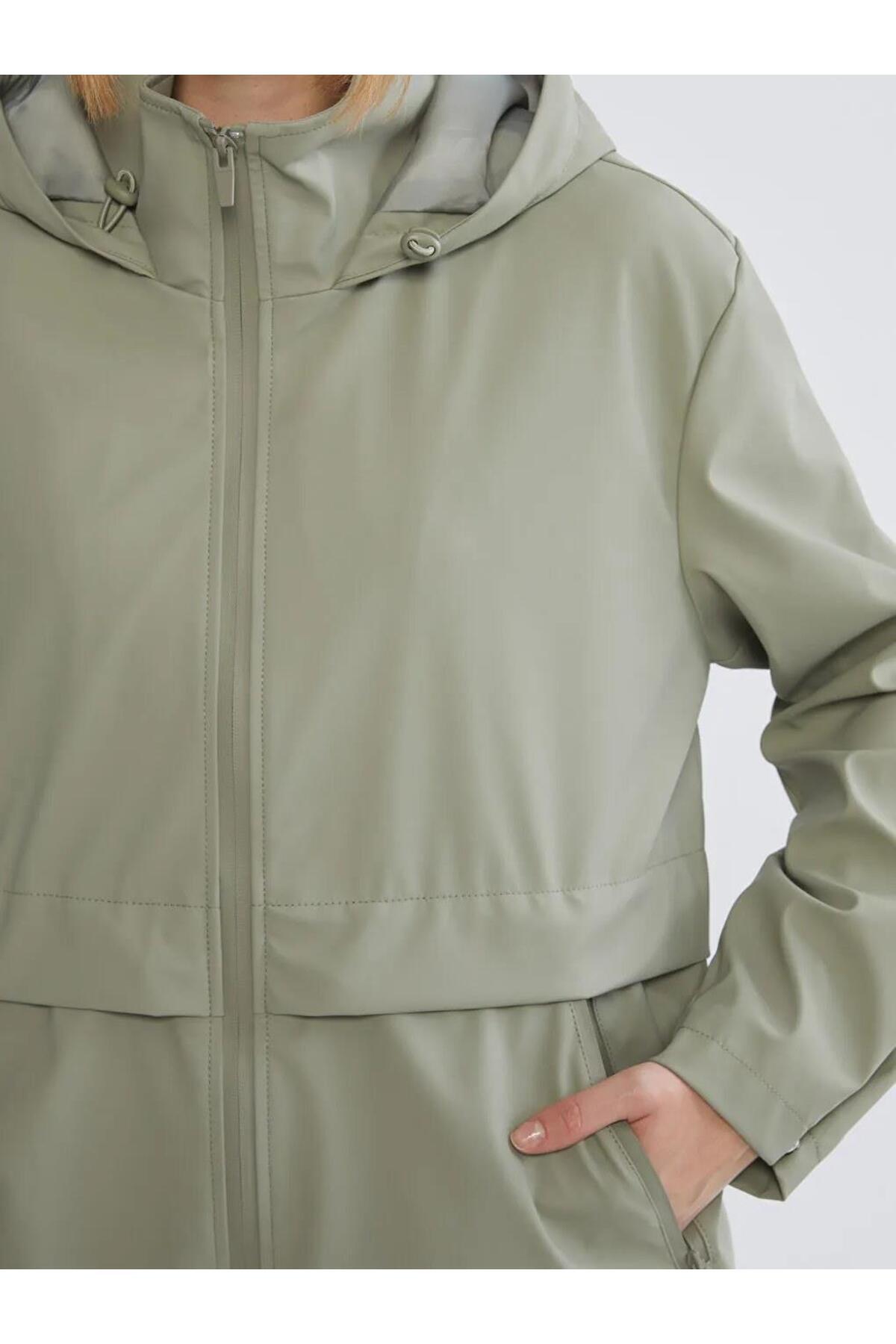 LC Waikiki  Haki Kapüşonlu Oversize Kadın Yağmurluk (S6) - Görsel 3