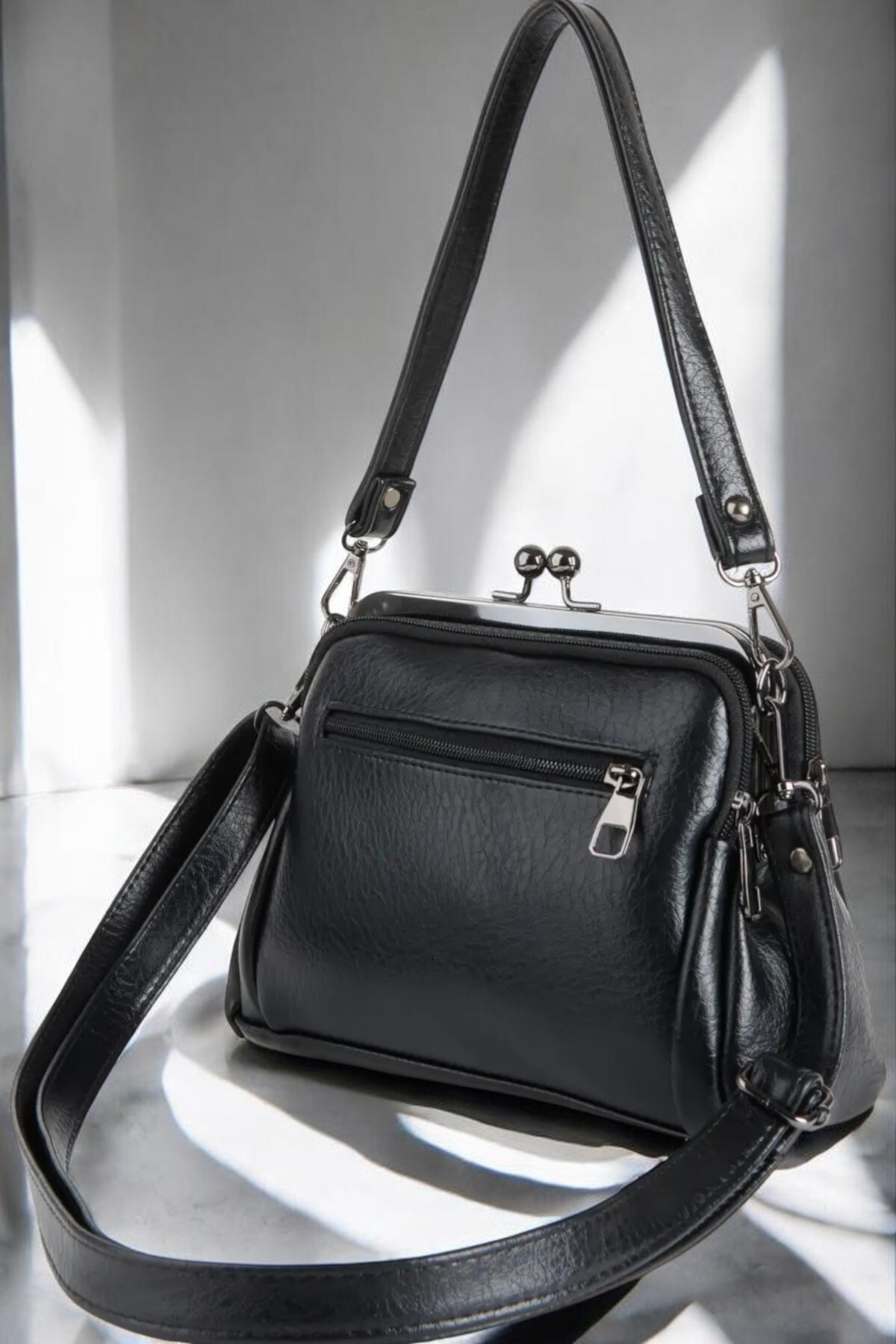 Cochines  Kadın Siyah 4 Bölmeli Astarlı Burslu Ve Fermuar Kapama El Kol Ve Omuz Çantası - Görsel 3