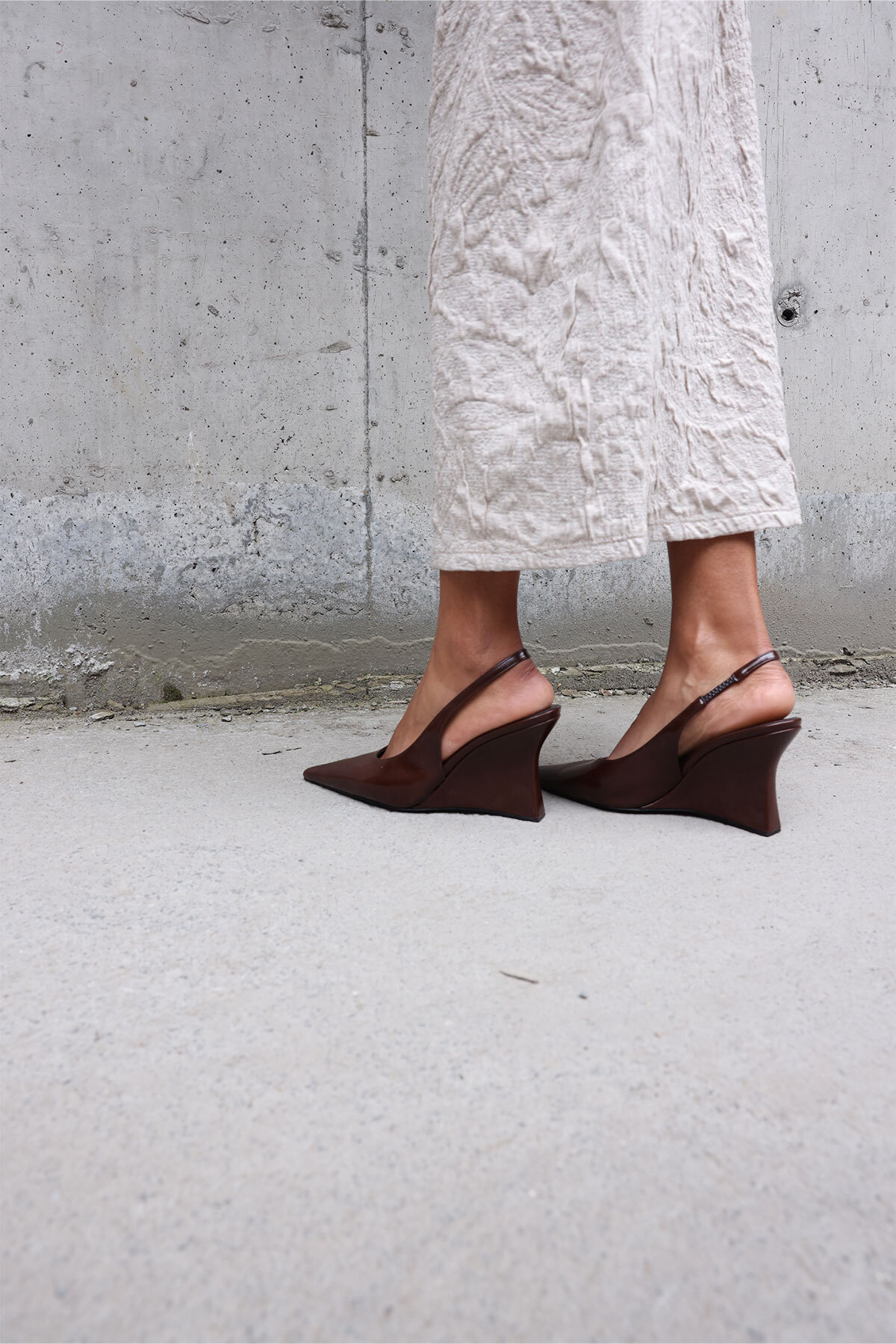 LUTVELIZADE  Topuklu 2614 - Deri Görünümlü Sivri Burun Dolgu Topuk Acı Kahve Kadın Topuklu - Görsel 2