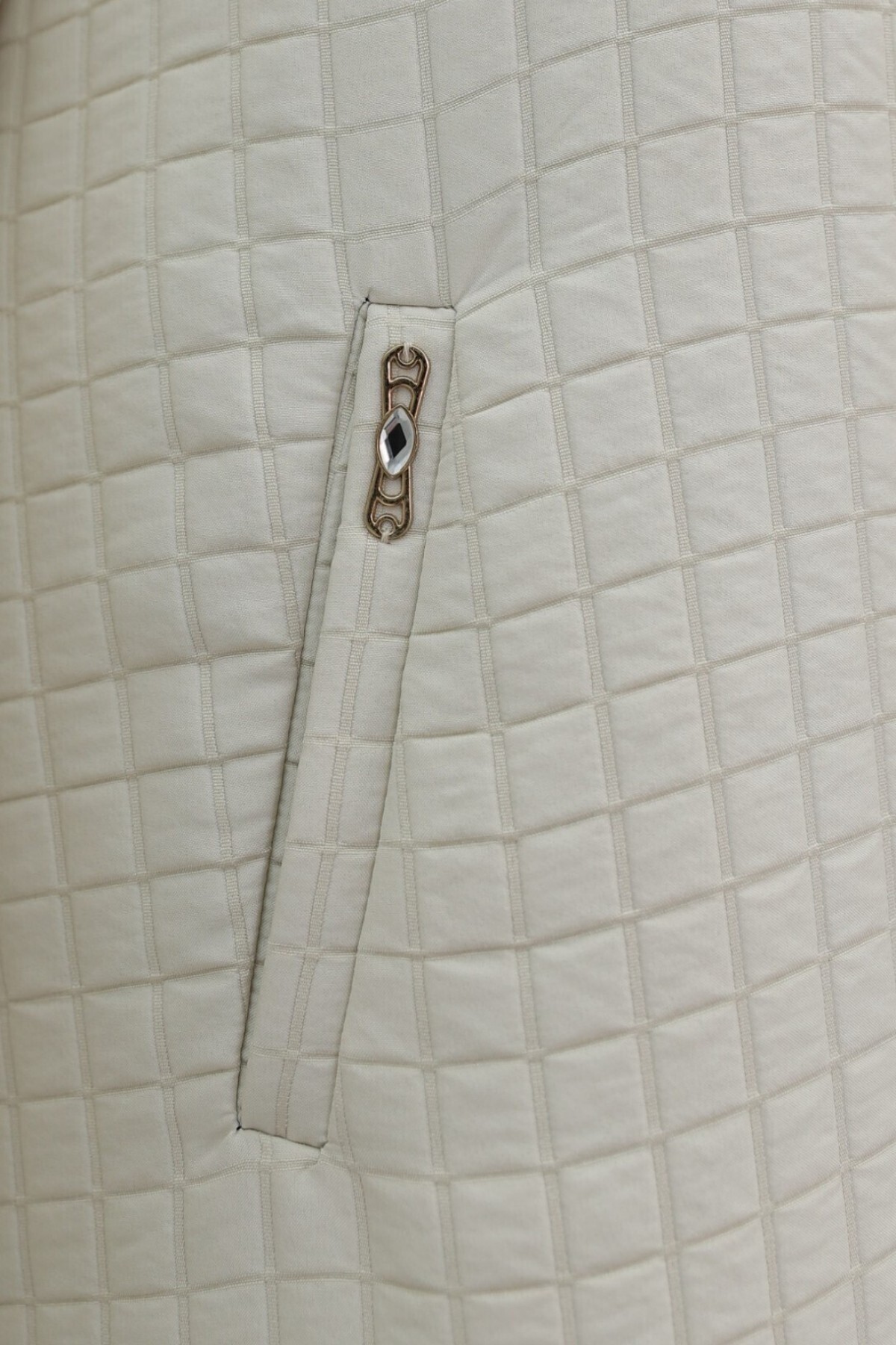 HİJABAYA  Yakası Zincir Detaylı Uzun Kapitone Kaban - Görsel 5