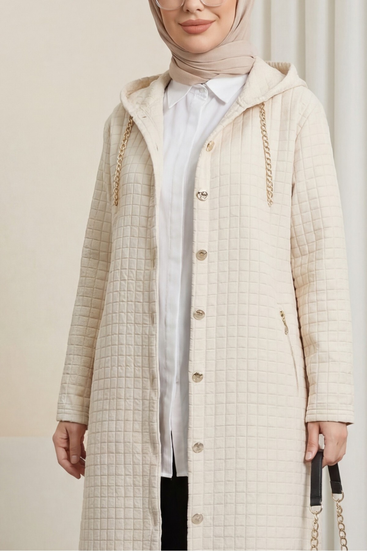HİJABAYA  Yakası Zincir Detaylı Uzun Kapitone Kaban - Görsel 2