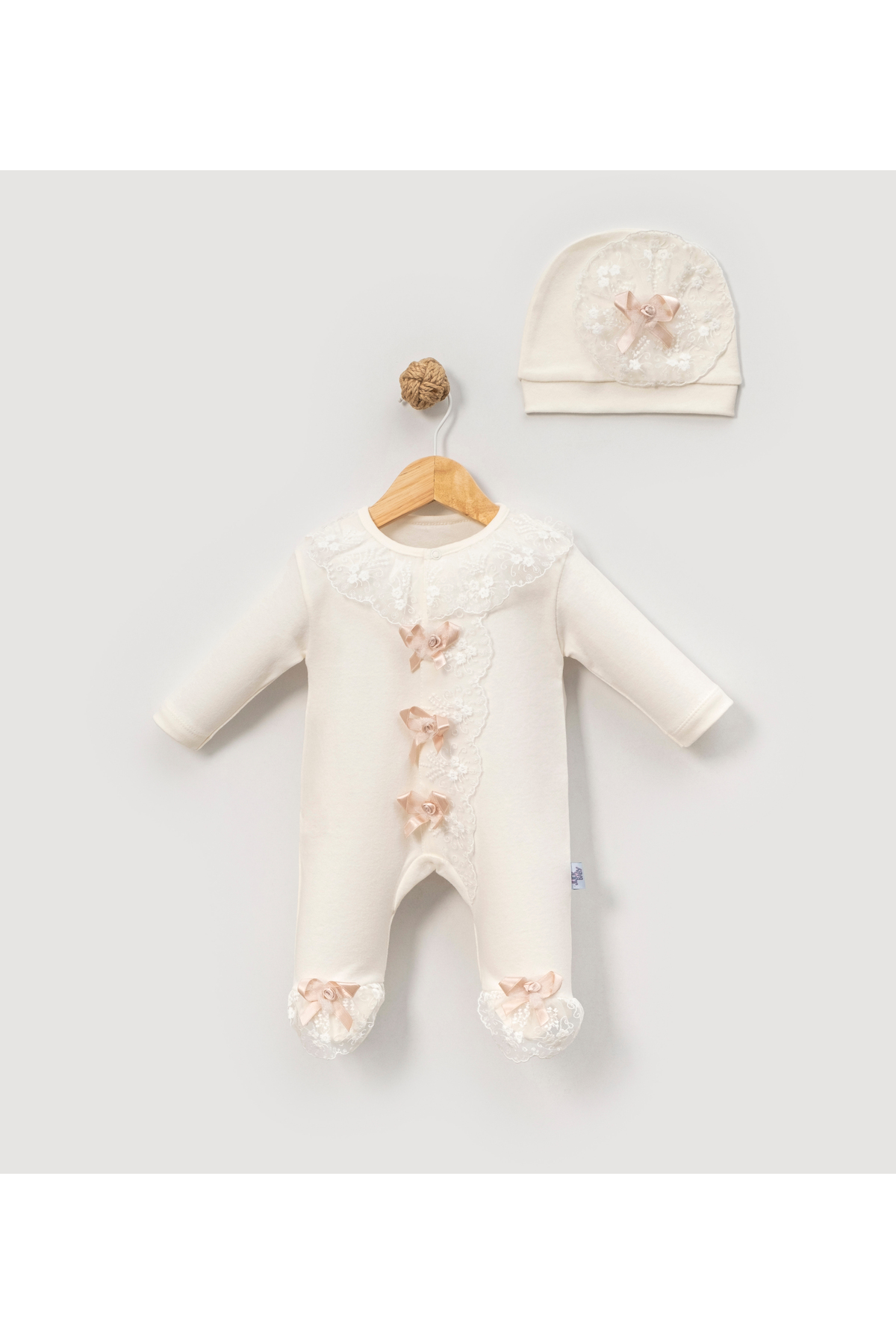 jijek baby kids Kız Bebek Ekru Dantel Detaylı Tulum – Pamuklu Uzun Kollu Fiyonklu Yenidoğan Hastane Çıkışı 2’li Set fotoğrafı 2 (önizleme)