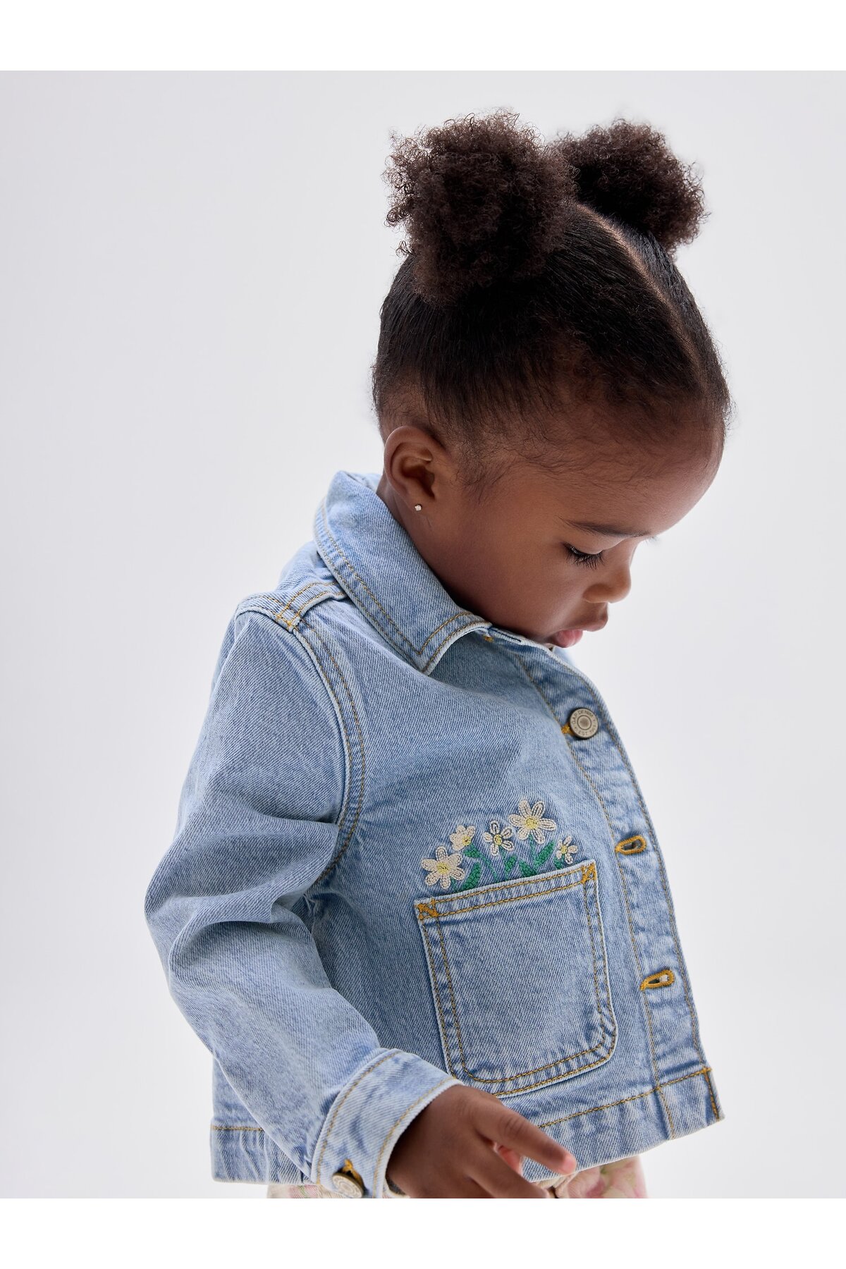 GAP Kız Bebek Açık Mavi BabyGap Nakışlı Denim Ceket fotoğrafı 2 (önizleme)