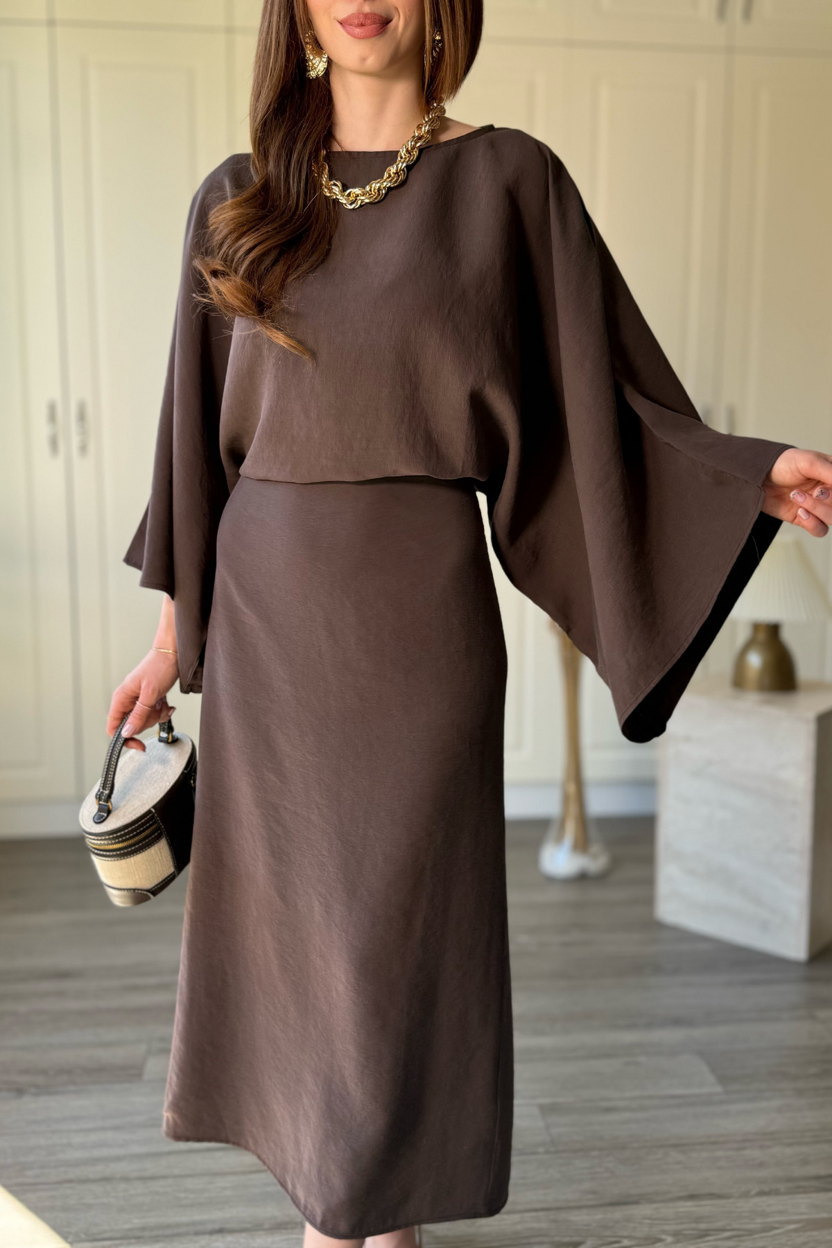 Dilay Gökoğlu Butik  Yarasa Kol Arkadan Bağlamalı Dökümlü Zarif Maxi Kahverengi Elbise - Görsel 6