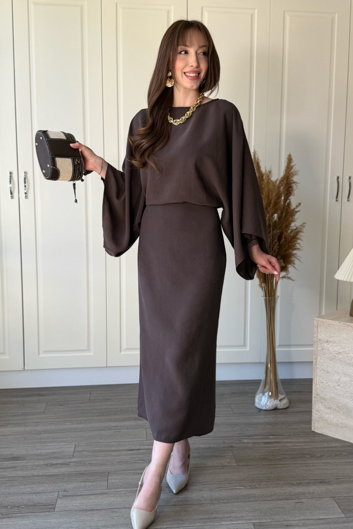 Dilay Gökoğlu Butik  Yarasa Kol Arkadan Bağlamalı Dökümlü Zarif Maxi Kahverengi Elbise - Görsel 4