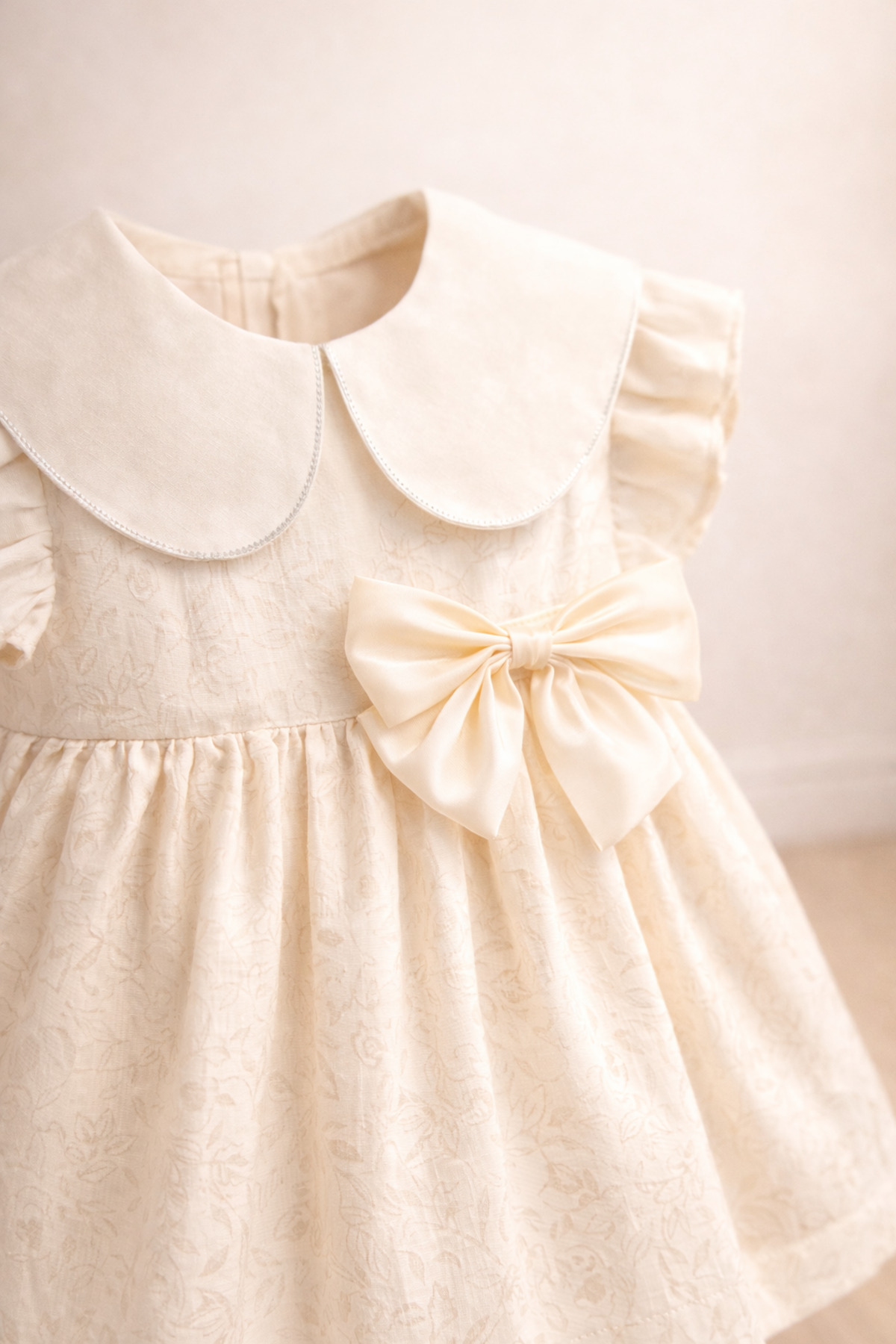 Noy Noy Kız Bebek Tokalı Fiyonklu Yakalı Şık Bej Elbise fotoğrafı 3 (önizleme)