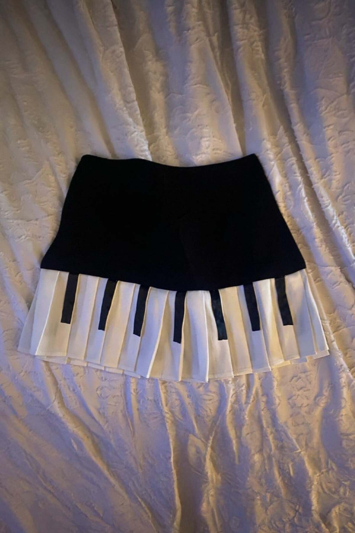 Karakedi  New Style Siyah Pileli Beyaz Piano Desen Kısa Etek - Görsel 2