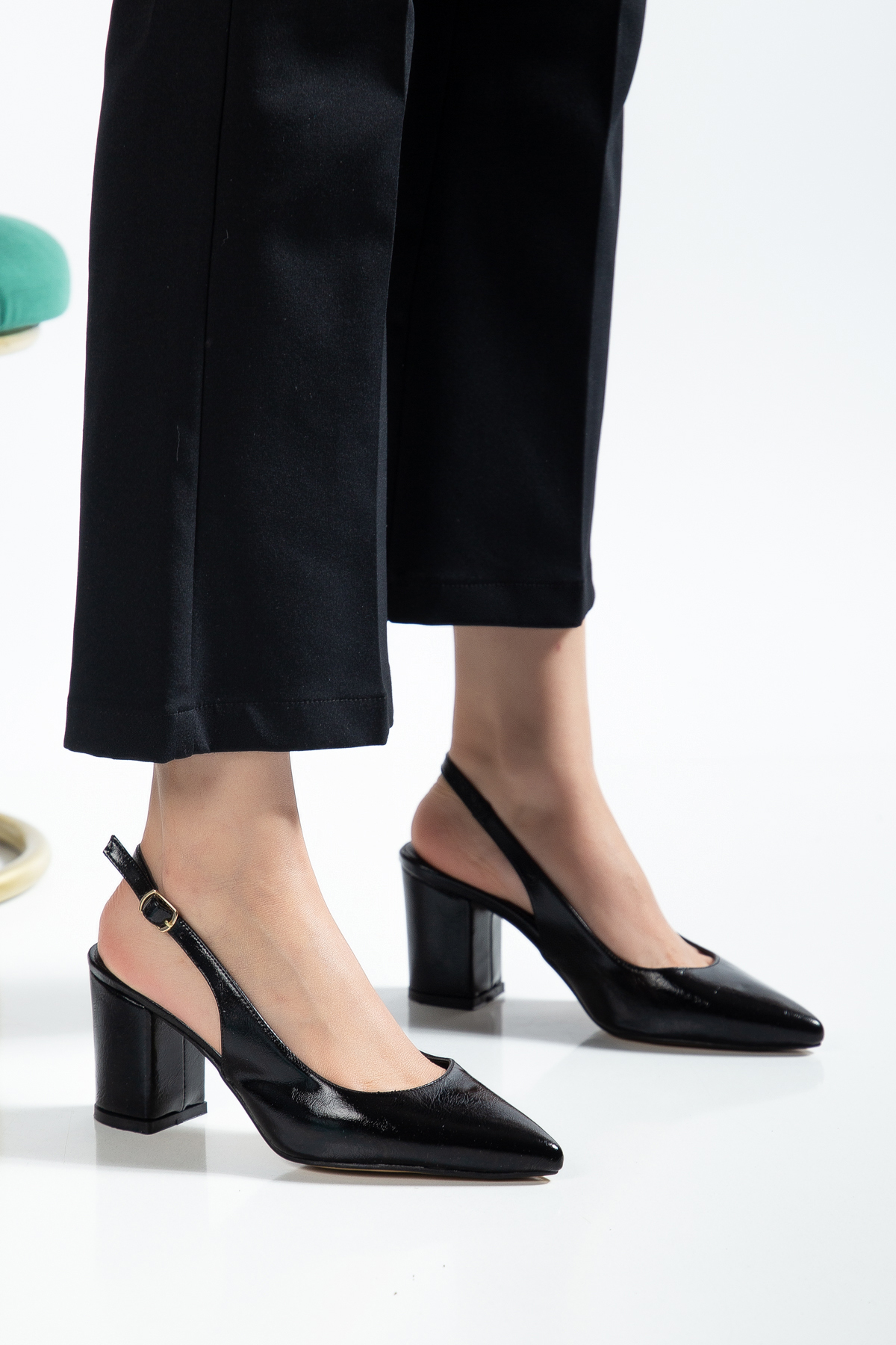 livens  VELORA Kadın Siyah Rugan Arkası Açık Bantlı Sivri Burun Kalın Topuklu Ayakkabı - Görsel 4