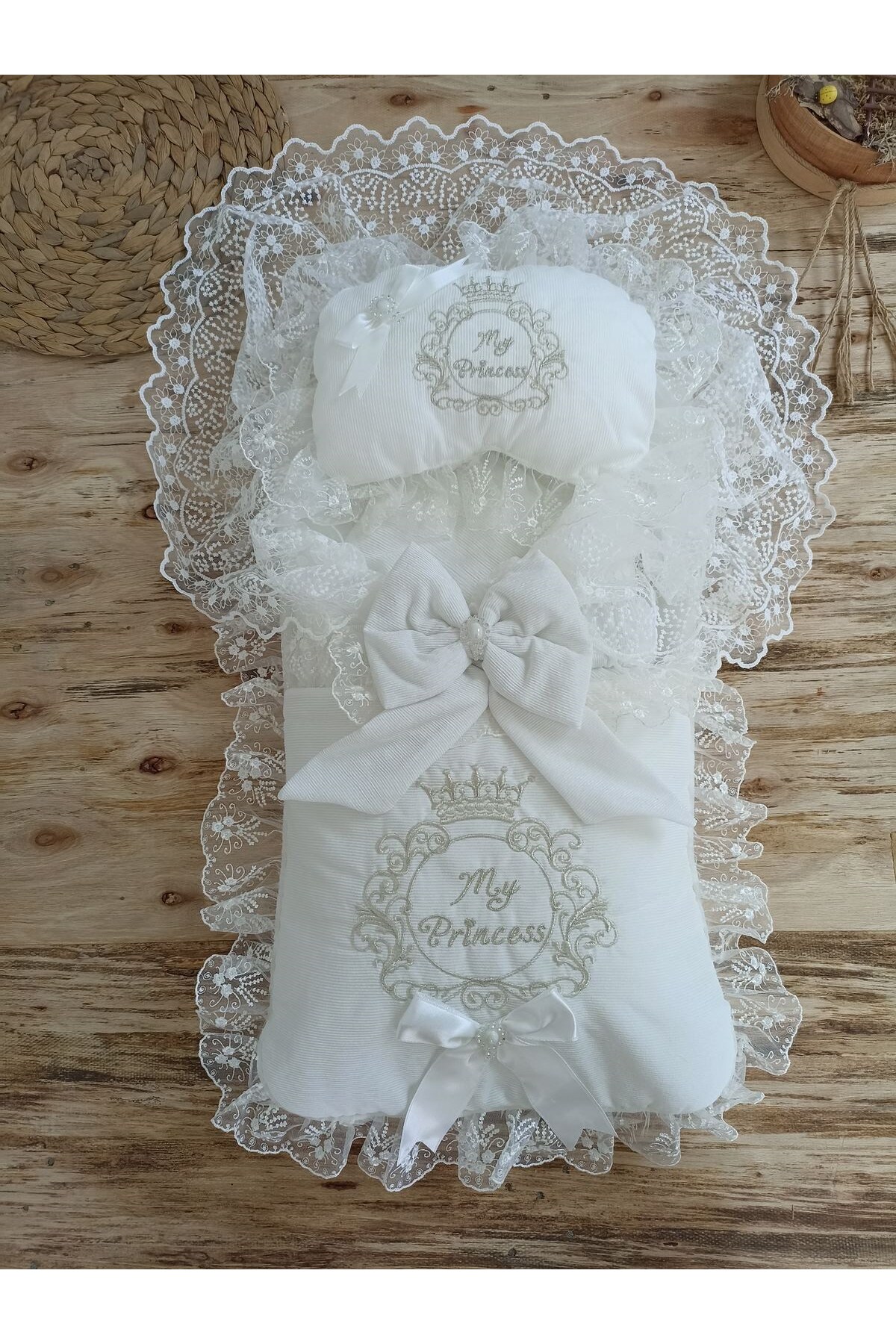 Dua Giyim Yenidoğan Nil Taç Nakışlı Hayal Güpürlü Trilüks Kundak Bebek Battaniyesi 3lü Alt Açma Seti Bej fotoğrafı 2 (önizleme)