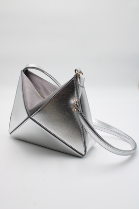 LASSO Kadın Gümüş Rugan Çoklu Kullanım Üçgen Detaylı El, Kol ve Omuz Çantası