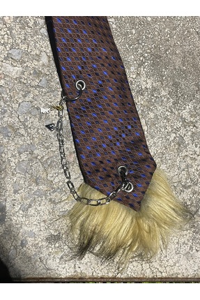 Red Sonja Kürk ve metal aksesuarlı kahverengi charm kravat