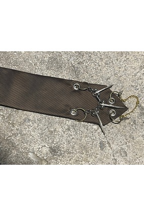 Red Sonja Metal aksesuarlı kravat