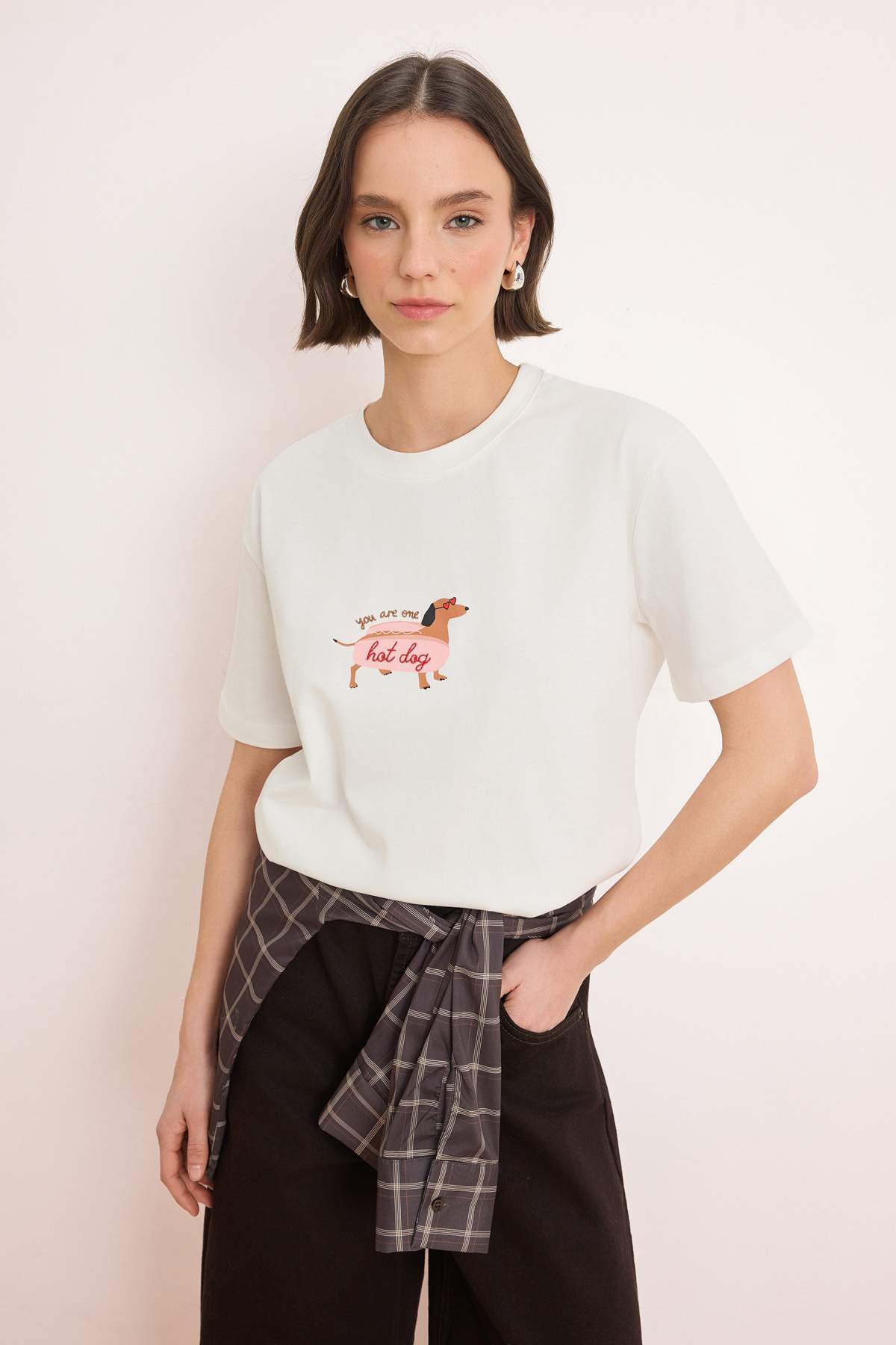 Trendyolmilla  Ekru Baskılı Oversize/Geniş Kalıp Kısa Kollu %100 Pamuk Örme T-Shirt TWOSS26TS00123