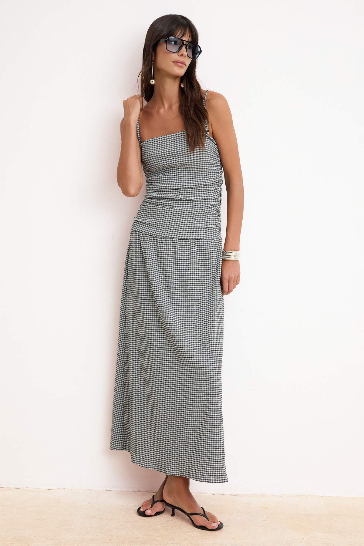 Trendyolmilla  Siyah Ekose A-Kesim/Çan Form Straplez Kolsuz Büzgülü Maxi Dokulu Örme Elbise TWOSS26EL00213 - Görsel 2