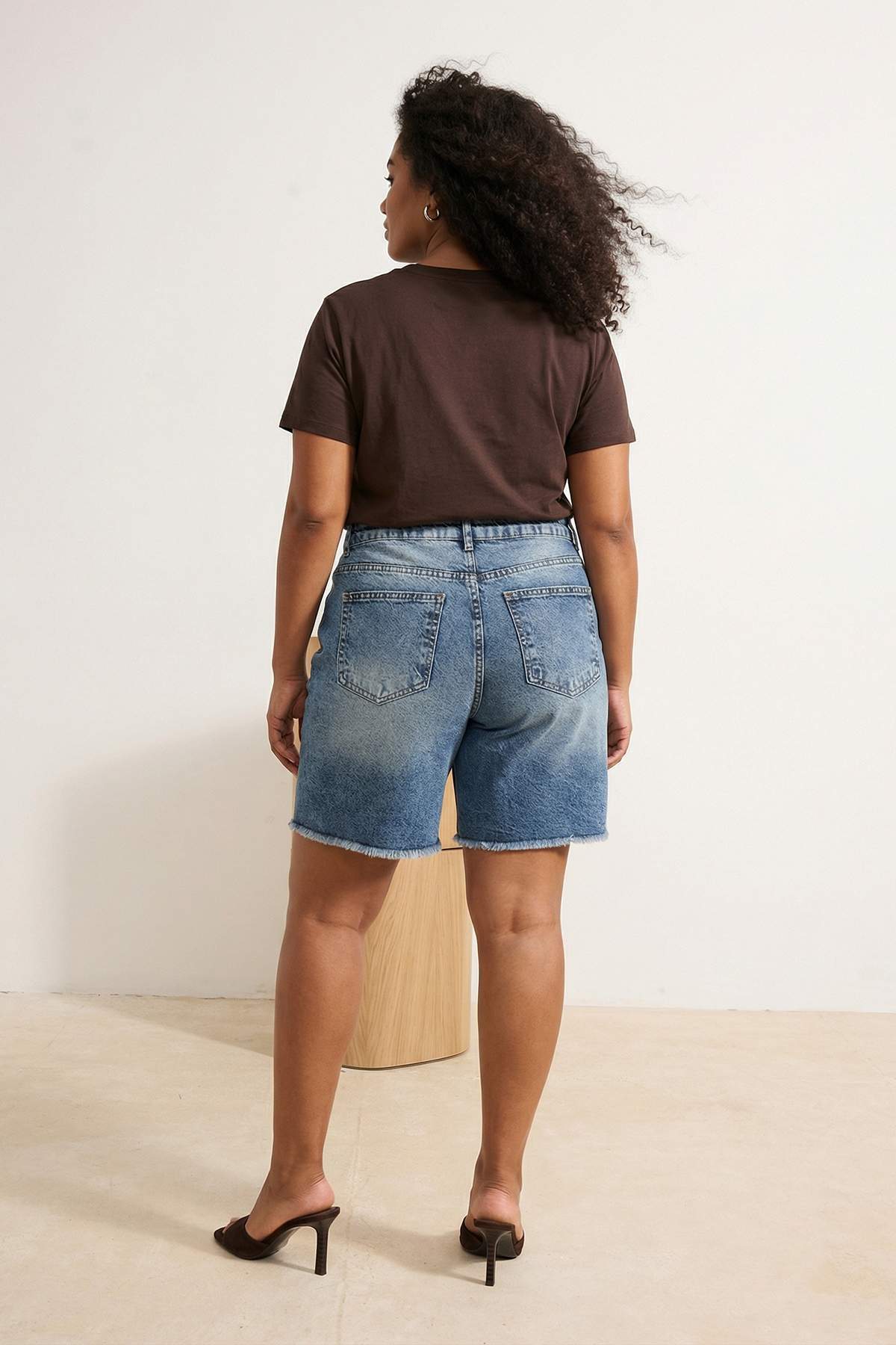 Trendyolmilla  Mavi*001 Yüksek Bel Destroylu %100 Pamuk Non-Stretch Büyük Beden Denim Şort & Bermuda TBBSS22SR0165 - Görsel 2