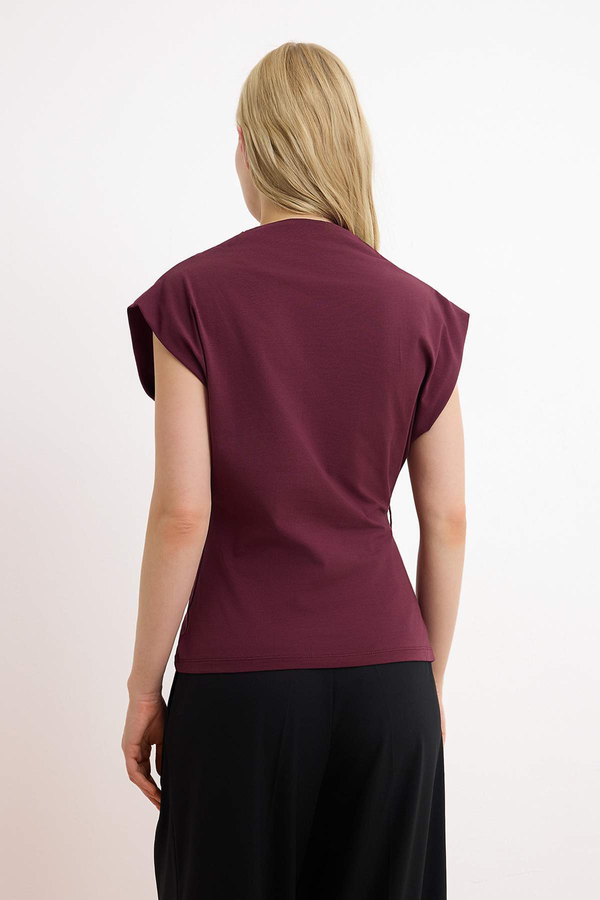 Trendyolmilla  Bordo Düz Fitted Bisiklet Yaka Kolsuz Kemerli Scuba Krep Örme Bluz TWOSS26BZ00145 - Görsel 4