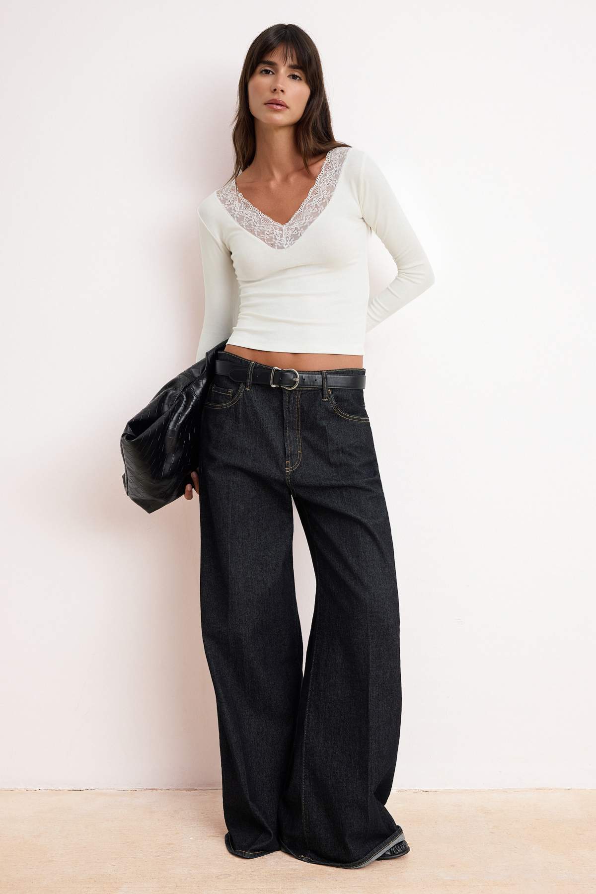 Trendyolmilla  Ekru Fitted/Vücuda Oturan V Yaka Dantel Detaylı Yumuşak Örme Bluz TWOSS26BZ00637 - Görsel 3