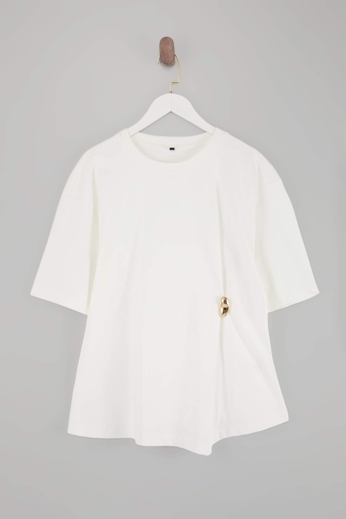 Trendyol Curve Ecru Accessoire-detaillierte gestrickte T-Shirt-Bluse in Überg...