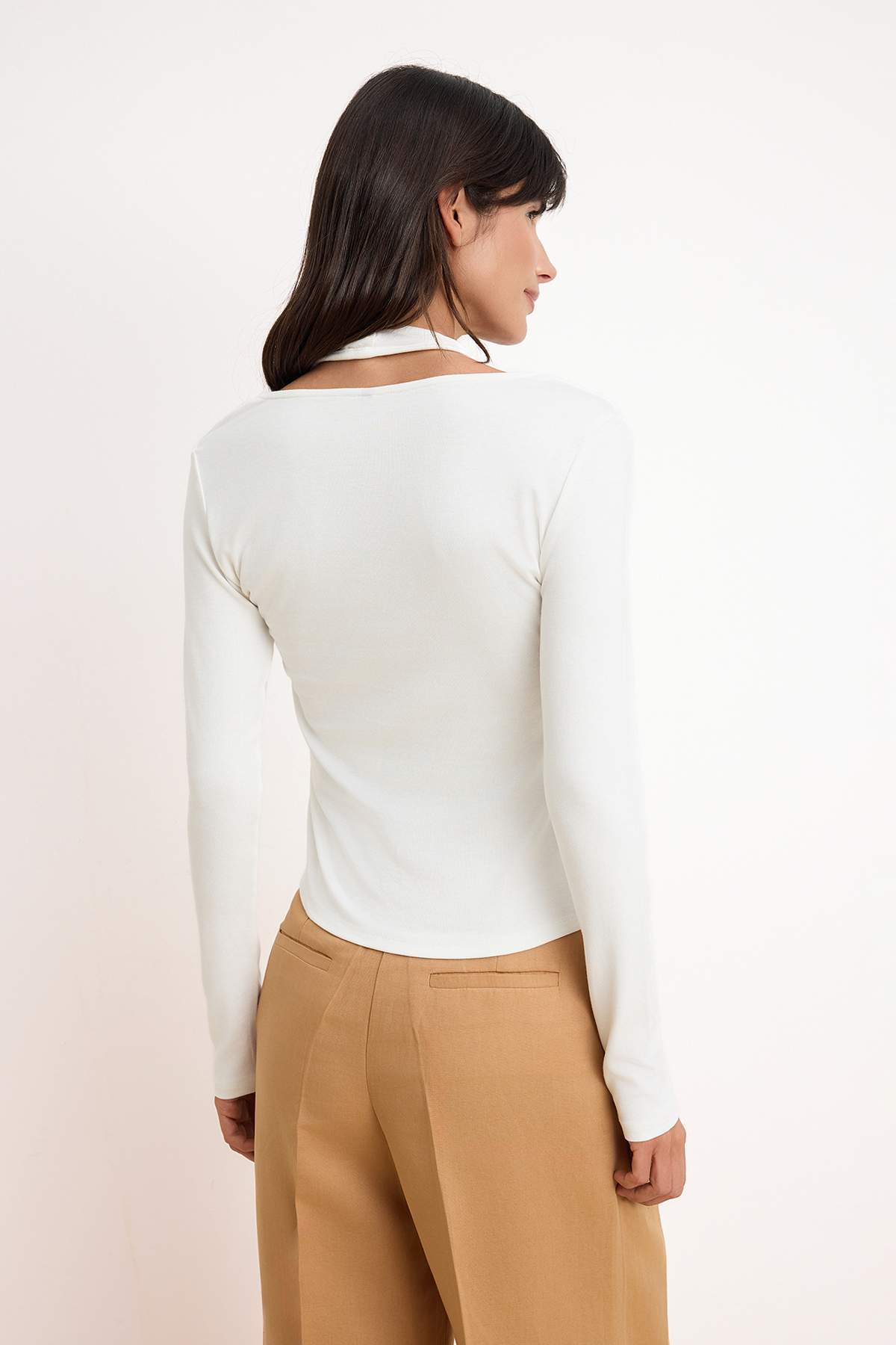 Trendyolmilla  Ekru Fitted/Vücuda Oturan V Yaka Uzun Kollu Yumuşak Örme Bluz TWOSS26BZ00269 - Görsel 4