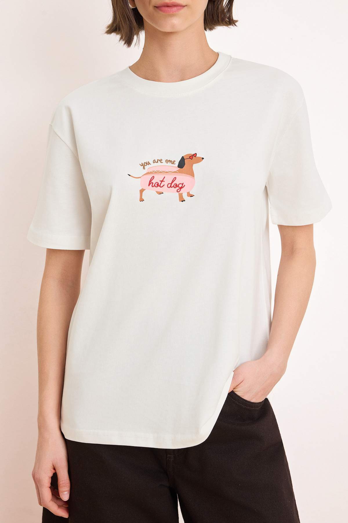 Trendyolmilla  Ekru Baskılı Oversize/Geniş Kalıp Kısa Kollu %100 Pamuk Örme T-Shirt TWOSS26TS00123 - Görsel 3