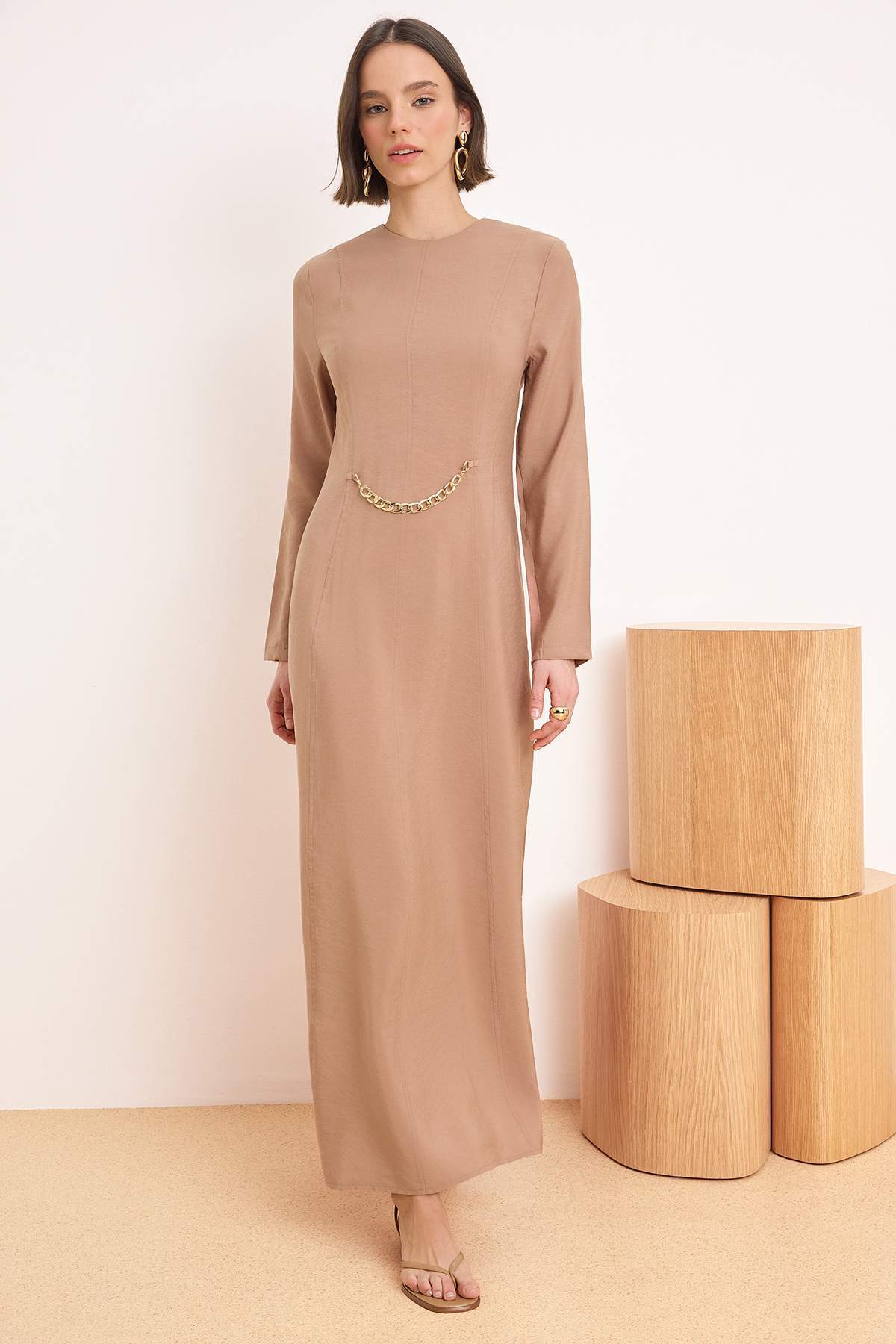 Trendyolmilla Modest Vizon Lüx Modal Kumaş Zincir Aksesuarlı Astarsız Maxi Dokuma Tesettür Elbise TCTSS26EB00074