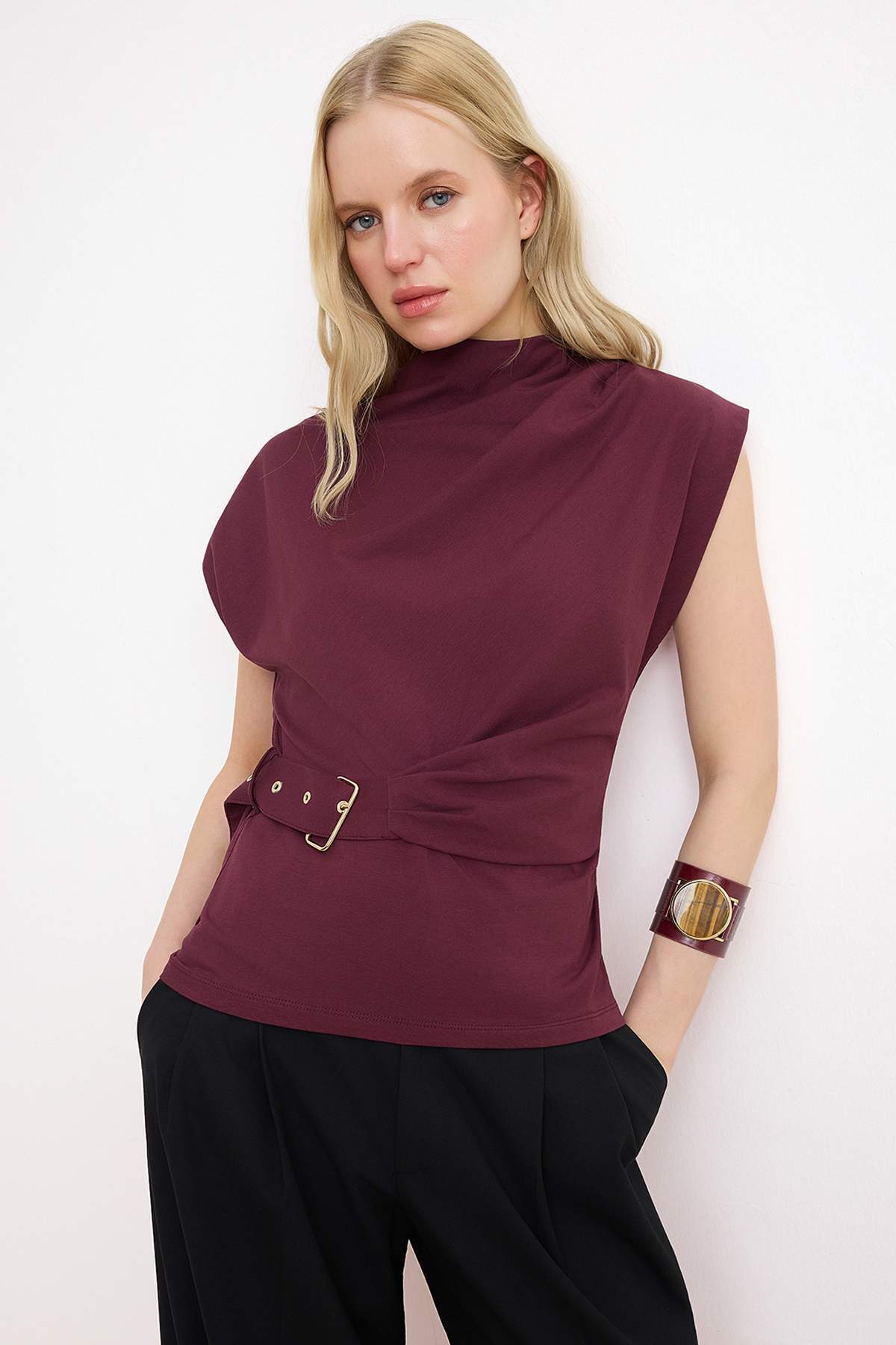 Trendyolmilla  Bordo Düz Fitted Bisiklet Yaka Kolsuz Kemerli Scuba Krep Örme Bluz TWOSS26BZ00145