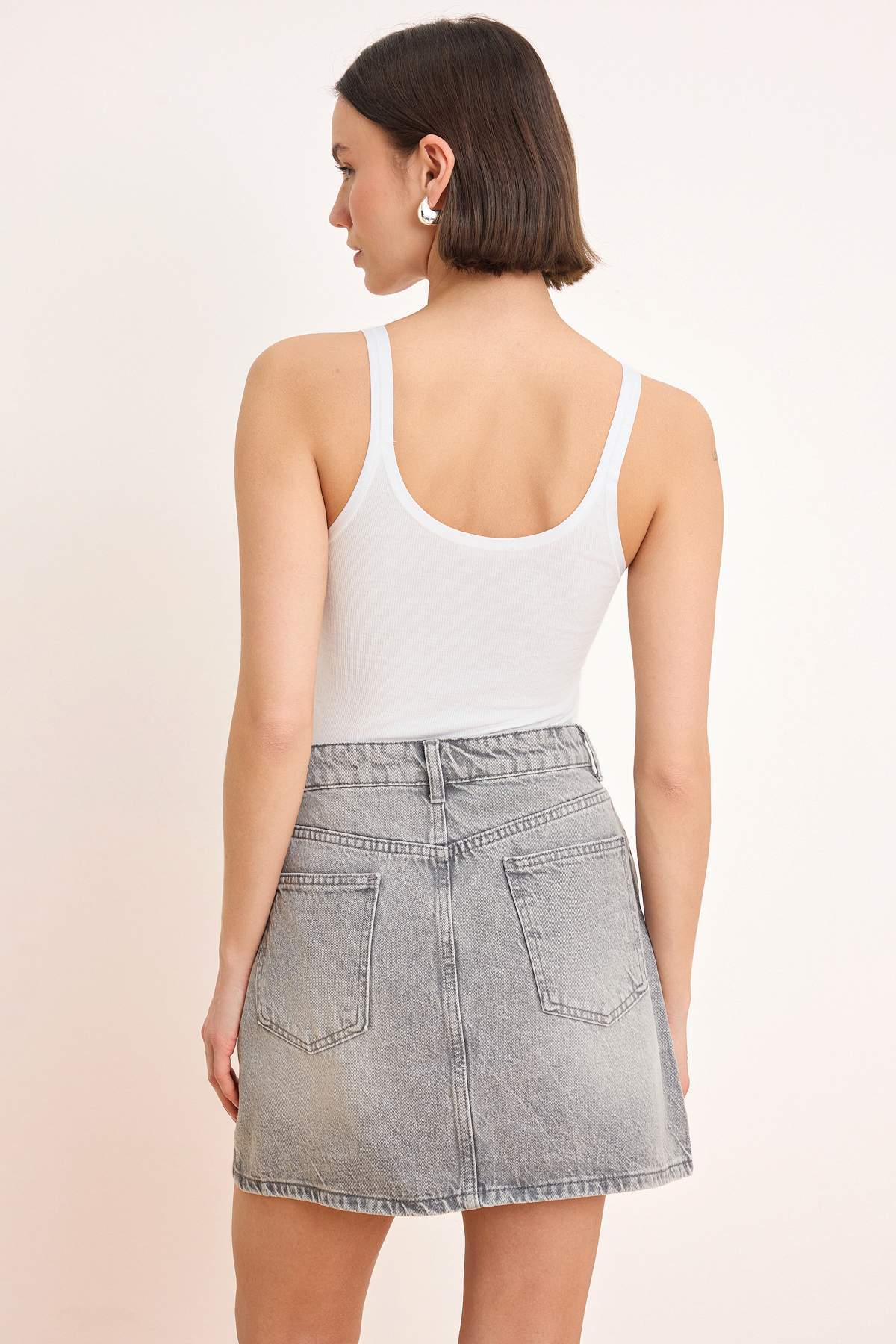 Trendyolmilla  Gri Orta Bel Mini %100 Pamuklu Mini Denim Etek TWOSS26ET00102 - Görsel 4